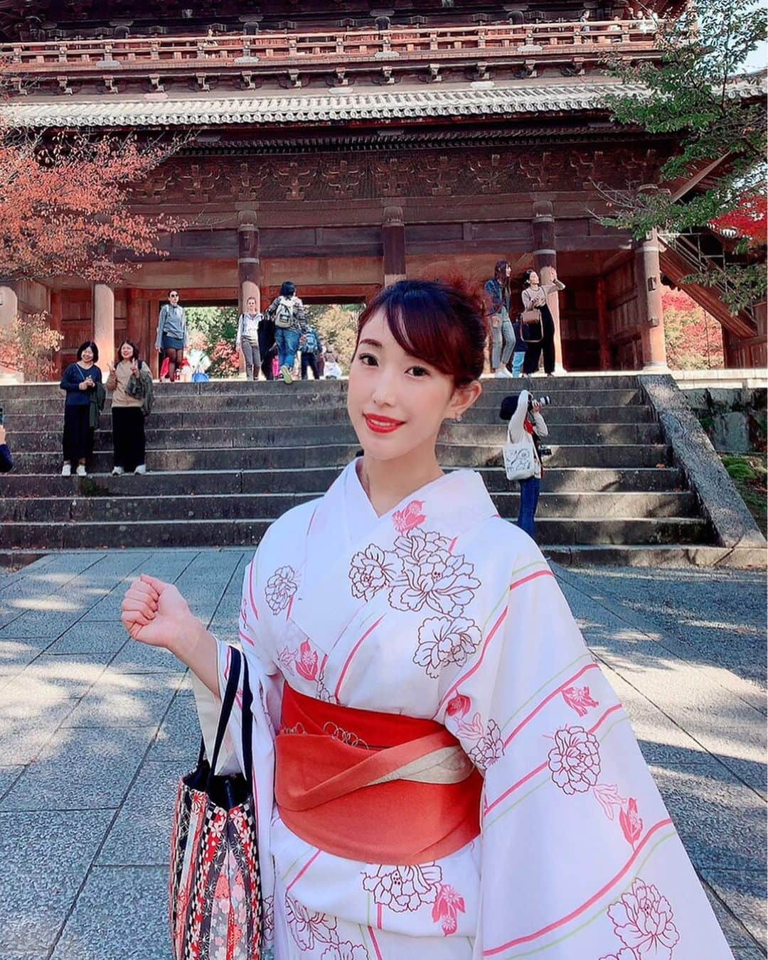 近藤夏奈さんのインスタグラム写真 - (近藤夏奈Instagram)「秋は紅葉も楽しみだね🍁﻿ 去年の秋、着物で京都に行ったときの👘📸﻿ ﻿ ﻿ 明日も午後5時から午後7時🕔﻿ ウメダfmbehappy789 『Be Sports! Friday』🧘‍♀️🌈﻿ 2時間生放送です🗣﻿ 私のストーリーからも聴いてもらえます◎﻿ ﻿ ﻿ 週末から4連休の方も多いですよね💗﻿ 明日のメッセージテーマは﻿ 『4連休の過ごし方』です🙋‍♀️﻿ ﻿ ﻿ もちろん！メッセージテーマにそった﻿ 内容でなくても大歓迎❣️﻿ 今、あなたが聴きたい曲は何ですか？🎧﻿ メッセージと共に曲のリクエストもおまちしてます💗﻿ ＊番組名『Be Sports friday』を選択してね🤸‍♀️﻿ .﻿ .﻿ ﻿  #ウメダFM#ウメダfmbehappy789#梅田  #ラジオ#ラジオパーソナリティー#リポーター」9月17日 19時13分 - kana_kondo_official_