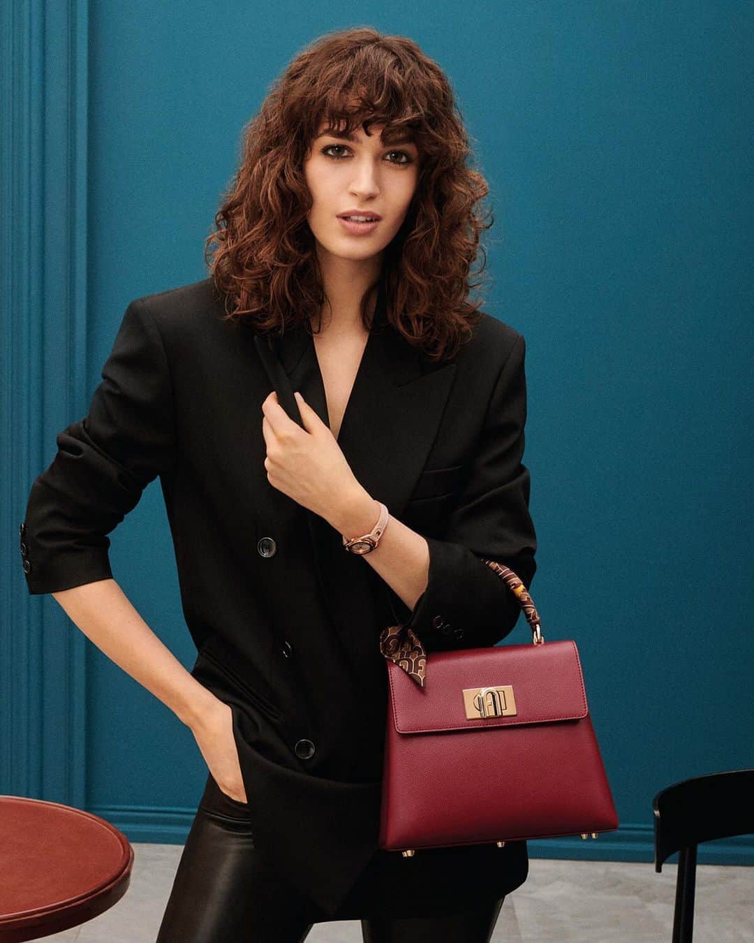 フルラのインスタグラム：「Follow in @gretaferro's footsteps this Fall/Winter 2020 season and create a bold look with the Furla 1927 Top Handle.   Creative Direction: Magnus Berger & Tenzin Wild @thelast_universe Photographer Director: @giampaolosgura Stylist: @sissy.vian Hair Stylist: @francogobbi1 Make up: @cosettagiorgetti  #thefurlasociety #furlafeeling #newcollection #furla #accessories #fashion」