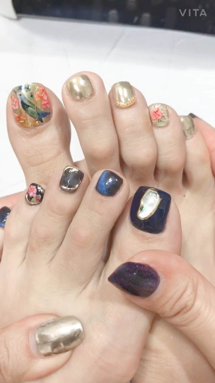 なかやまちえこのインスタグラム：「インスタライブ ②です。 フットネイルの完成です✨⠀ ⠀ ミラー×おはなホイルがアンティークで可愛い☺️👌⠀ ⠀  This is Instagram ②. The foot nail is completed ✨⠀  ⠀  Mirror x Flower foil is antique and cute ☺️👌⠀ ⠀ #nail #nails #nailart #ネイル #美甲 #ネイルアート  #japanesenailart #manucure #japanesenails #manicurist #gelnails #أظافر #네일아트 #미용 #vẽmóng #ngườiđẹp  #เพ้นท์เล็บ #искусствоногтя #artedeuñas #เพ้นท์เล็บเจล #ジェルネイルデザイン #ネイルデザイン #senikuku #nagelkunst #アンティークネイル #antiquenails @pregelofficial @bettygel_official @prexyofficial @kimagure_cat_whim  ⠀」