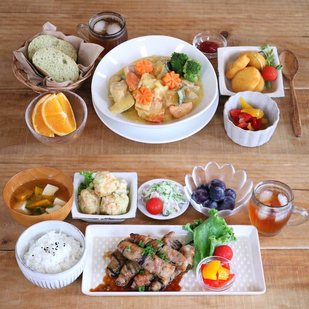 yunaのインスタグラム：「♩ . #まとめて投稿 #ひとりごはん . . 🍚豆乳かぼちゃシチュー(レシピ↓) ほうれん草の丸パン チキンナゲット パプリカマリネ オレンジ🍊 . . 🍚なすの豚肉巻き シュウマイの磯辺揚げ ハムとキュウリのサラダ かぼちゃのお味噌汁 巨峰🍇 . . 久しぶりにパン焼きました🍞 ほうれん草入り👌 . . 🍳「豆乳かぼちゃシチュー」４人分 . 🥕材料 かぼちゃ　４００ｇ 鶏もも肉　１枚 人参　１本 玉ねぎ　１個 しめじ　１パック 豆乳　８００ｍｌ 味噌　大さじ１ バター　３０ｇ 薄力粉　大さじ３ 顆粒コンソメ　大さじ１ 塩コショウ　少々  . . 🥕つくりかた ①鶏もも肉、玉ねぎは食べやすい大きさに切る。しめじは根元を切り、小房に分けておく。人参は乱切りにして耐熱皿に入れてふんわりラップをして６００ｗ３分加熱。かぼちゃは３～４㎝角に切り、人参と同じようにレンジで５～６分加熱する。  ②加熱したかぼちゃ５～６個程度を別のボウルに入れて皮を取り除き、フォークなどでつぶしておく。  ③鍋にバターを入れ、鶏肉と玉ねぎを塩コショウして炒める。玉ねぎがしんなりしてきたら、人参、かぼちゃ、しめじを入れて炒める。全体に油が回ったら小麦粉を入れて混ぜる。  ④粉っぽくなくなったら豆乳とコンソメを入れる。沸騰したら弱めの中火にして１５分ほど煮込む。  ⑤鶏肉に火が通ったら、味噌を入れて溶かす。味噌が溶けたら、汁おたま一杯分を②のかぼちゃが入ったボウルに入れてのばし、鍋にもどす。これでかぼちゃのきれいな黄色になります(^^)　味をみて塩コショウで味を整えたら完成です♪ . . #yunaご飯#lin_stagrammer#kurashiru#delistagrammer#Japanesefood#ロカリキッチン#デリスタグラマー#クッキングラム#クッキングラムアンバサダー#タベリー#フーディーテーブル#Kissカメラ#iegohanphoto#てづくりごはん365#おうちごはん#おうちごはんlover#ママリクッキング#マカロニメイト#おうちごはん通信#キッチングラム#おうちカフェ#夜ごはん#晩ごはん#dinner#レシピ」