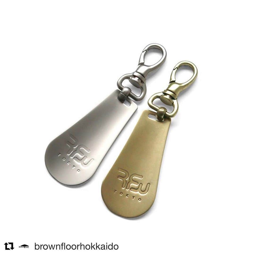 アールエフダブリューさんのインスタグラム写真 - (アールエフダブリューInstagram)「#Repost @brownfloorhokkaido with @get_repost ・・・  ﻿ 【RFW】﻿ ﻿ ブランドロゴを刻印した真鍮製のシューホーン（靴べら）。﻿ 携帯用としてはもちろん、プレゼントとしてもおすすめしたい逸品。。﻿ ﻿ 『SHOEHORN KEY-HOLDER』﻿ ￥1,980﻿ ﻿ ﻿ #リズムフットウェア #rfw #セレクトショップ #札幌 #北海道 #メンズブランド #メンズコーデ #sapporo #hokkaido #fashion #mensfashion #coordinate #shoes」9月17日 19時11分 - rfwtokyo