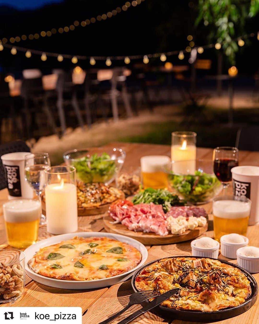 コエのインスタグラム：「. ピッツァ&ビアガーデン 9/30(水)まで！🍺  涼しくなってきたこの時期に公園で楽しむビアガーデンは、 暑い夏とは違った気持ち良さをお楽しみいただけるハズ。  あと２週間ほどの期間限定です！ ぜひご来店をお待ちしております🍕 . . . 🍕pizza & beer garden 7/17(fri)-9.30(wed) every day  16:00〜21:00  ●ピッツァ&ビアガーデンコース ¥4000+tax 〈地産ワイン飲み放題 +¥1000+tax〉 120分制飲み放題+前菜+サラダ+ピッツァ1枚+スイーツ  ●キッズコース ¥2000+tax ピッツァ1枚+スイーツ+ソフトドリンク飲み放題  ※ピッツァは「koe pizzaの特製マルゲリータ」または「岡山産森林鶏の照り焼きチキンピッツァ」のお好きな方をお選びいただけます。 ※ビアガーデン期間中、定休日はございません。 ※雨天中止となります。予めご了承ください。  . 🍕koe pizza open：2020.6.19 fri address：岡山県岡山市北区石関町7 石山公園内 opening hours：July - September AM 10:00-PM 21:00  closed：ー . . ＊koe pizzaでは、開放的な空間に加えて 手洗いの徹底やマスクの着用、ソーシャルディスタンスの確保など感染防止対策を徹底の上、営業いたします。 ＊ご予約は、お電話または食べログでも承っております。 . . #koe #koepizza #ethical #pizza #okayama #okayamapizza #okayamacafe #diningout #domainetetta #コエ #コエピザ #ピザ  #エシカル #岡山 #岡山グルメ #岡山カフェ #岡山レストラン#岡山ピザ #岡山ランチ #地産地消 #吉田牧場 #チーズメルト #石山公園 #岡山城 #後楽園 #ダイニングアウト #長場雄 #萬代基介 #ビアガーデン #岡山ビアガーデン」