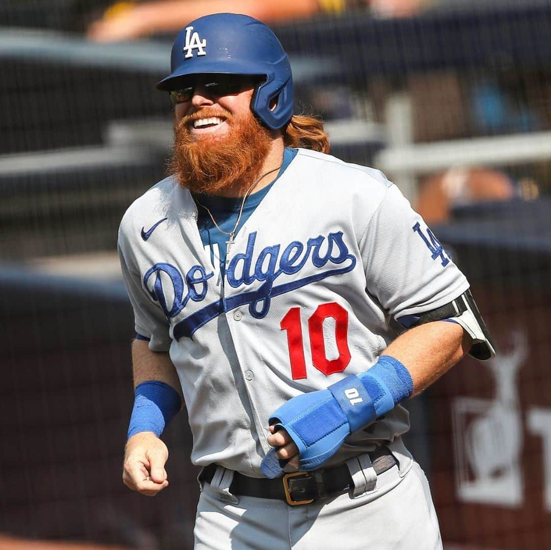 ジャスティン・ターナーさんのインスタグラム写真 - (ジャスティン・ターナーInstagram)「Smile!!!! It’s #Humpday   @dodgers #Win  #happyflight✈️」9月17日 10時19分 - redturn2