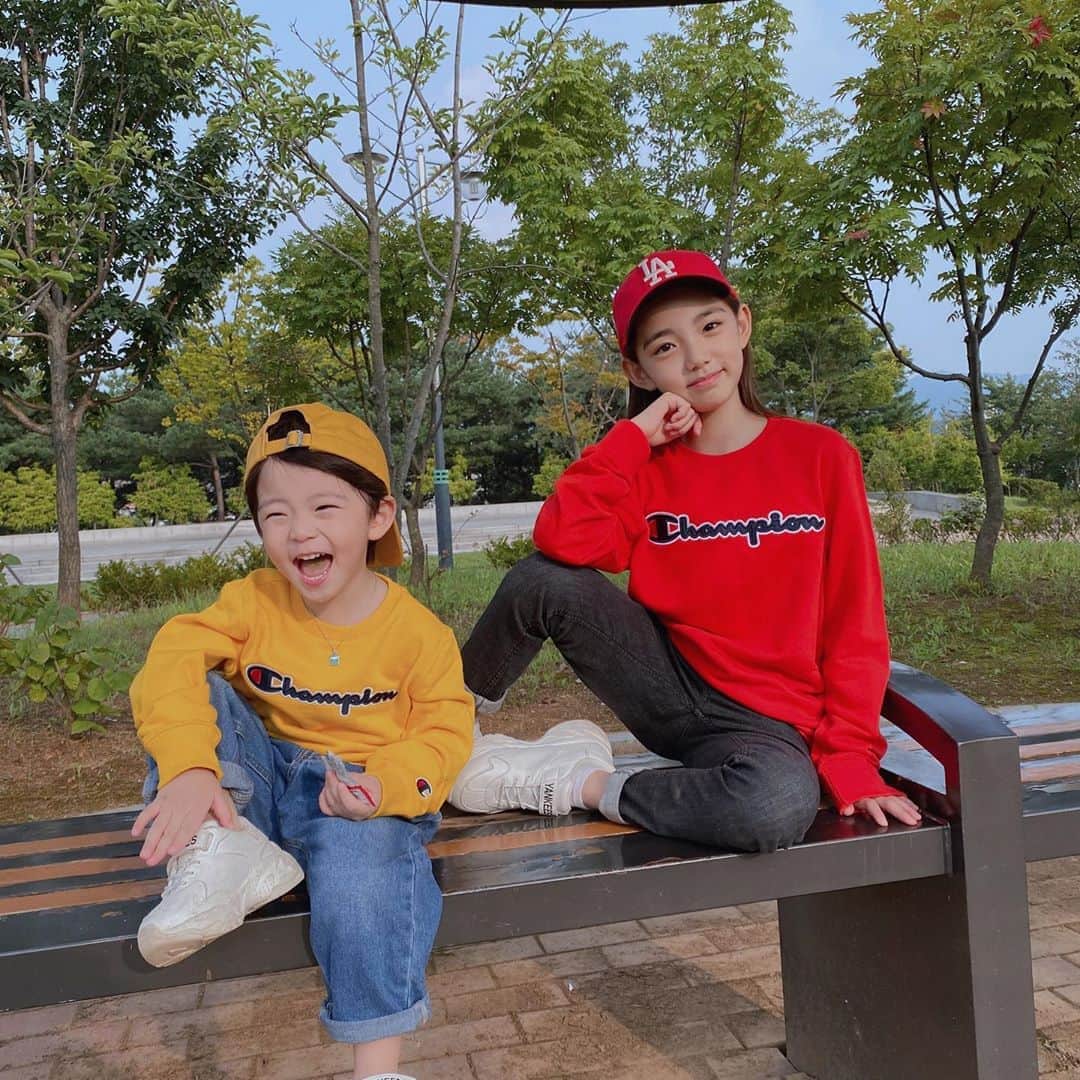 ウンチェのインスタグラム：「#제품협찬 내 사랑둥이들💛♥️  승유가 빨리 크는게 아쉽긴 하지만 , 은채랑 커플룩을 입힐 수 있는건 넘 좋음😚  직구로만 만날 수 있었던 챔피온 키즈를  파스텔몰에서 정품으로 저렴하게 만날 수 있다니요🤭  🎈9월 16일 오픈  지금 구매하면 엄청난 혜택이 있다고 해요 ! 무려 50% 혜택(최대 30% 할인 +추가 20% 쿠폰 +마일리지 10% 적립)까지  - - - - @kinders_corner  #파스텔몰 #챔피온키즈 #챔피온 #챔피온맨투맨 #키즈패션  #키즈티셔츠 #등원복 #등원룩 #키즈맨투맨 #아동복 #아동복추천  #육아스타그램 #ootd #남매룩 #남매스타그램 #이은채 #이승유」