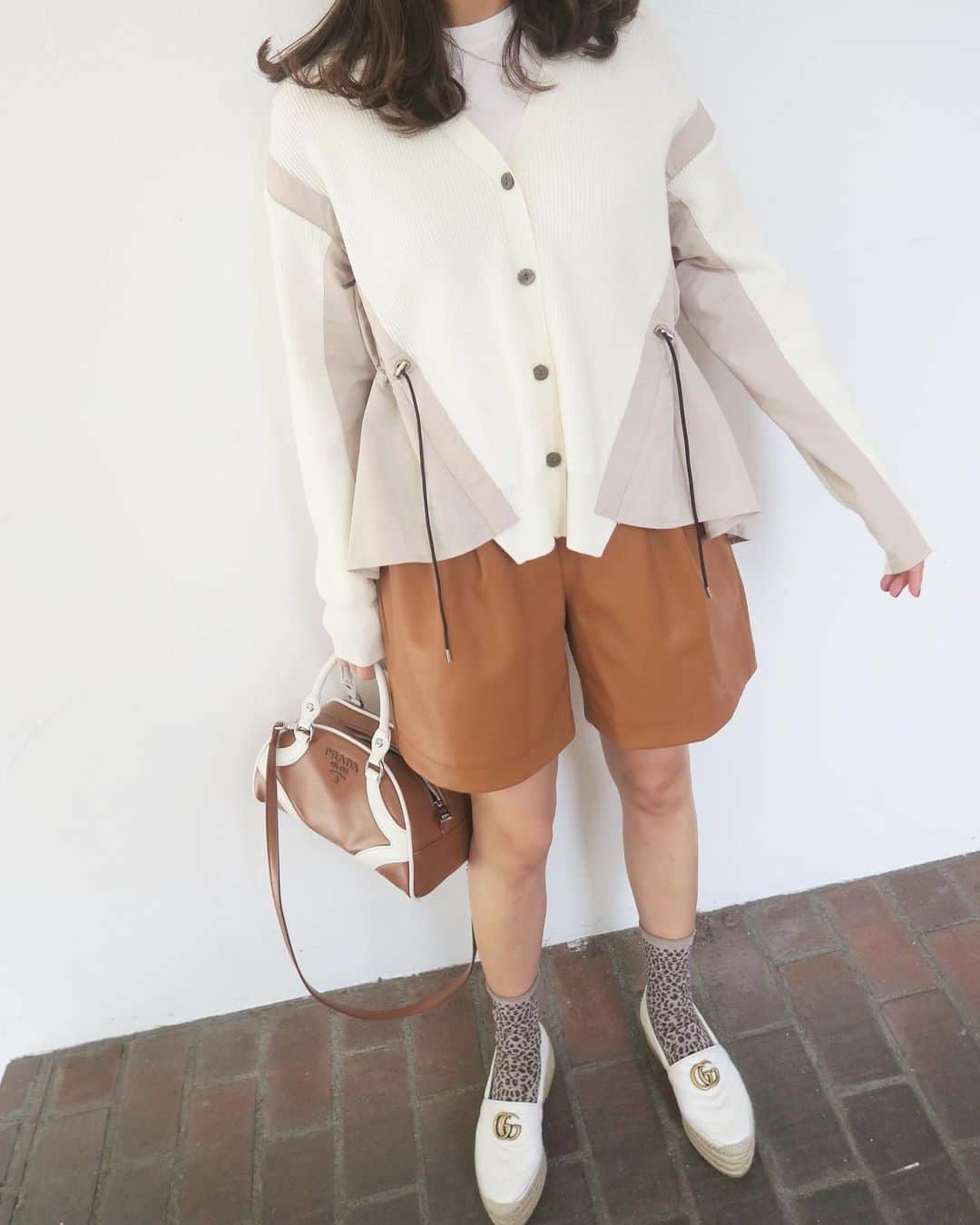 Mai Wakimizuさんのインスタグラム写真 - (Mai WakimizuInstagram)「white×brownでまとめたcoordinate♡カーディガンは、ウエストのアジャスターをキュッと絞ってペプラム感強めに♡ショートパンツとのバランス感◎小物はいつものスタメンに加え、レオパードをアクセントに＼(^o^)／ #wakkinstyle#ootd#coordinate#ママコーデ tops:#linkable @linkable_official(予約販売中) pants:#linkable @linkable_official(今夜20:00発売) bag:#prada shoes:#gucci sunglasses:#oliverpeoples ×#therow hat:#ca4la」9月17日 10時28分 - wakkin__m