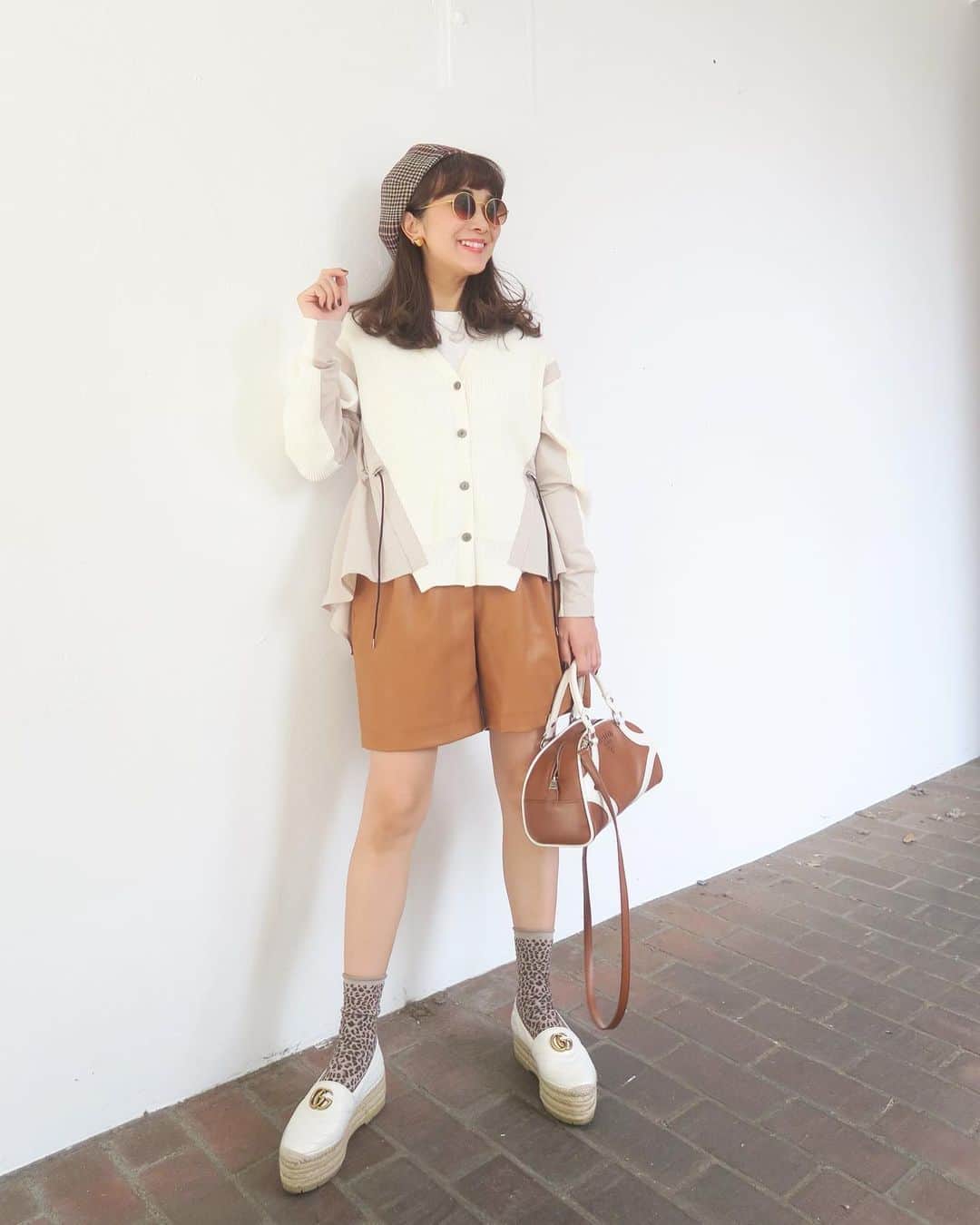 Mai Wakimizuのインスタグラム：「white×brownでまとめたcoordinate♡カーディガンは、ウエストのアジャスターをキュッと絞ってペプラム感強めに♡ショートパンツとのバランス感◎小物はいつものスタメンに加え、レオパードをアクセントに＼(^o^)／ #wakkinstyle#ootd#coordinate#ママコーデ tops:#linkable @linkable_official(予約販売中) pants:#linkable @linkable_official(今夜20:00発売) bag:#prada shoes:#gucci sunglasses:#oliverpeoples ×#therow hat:#ca4la」