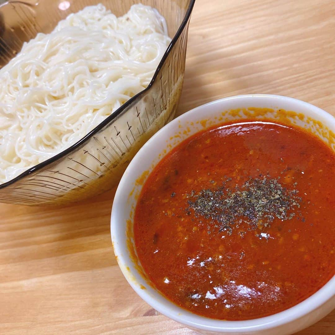 山西章博のインスタグラム：「先日奥さんからリクエストされて作りました。イタリアン素麺なのさ！ #イタリアン素麺 #トマトソース #麺つゆ  #つけ汁は熱い #奥さんのリクエスト  #初めて作ったけど #上手くできた  #初心者主夫」