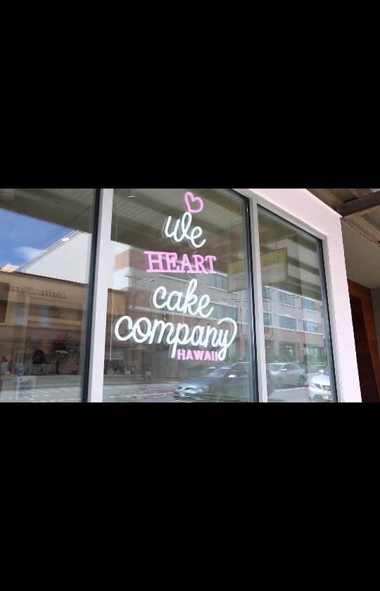 マヤ アリーナのインスタグラム：「「サポート・ローカル・ハワイ」第8エピソードはWe Heart Cake Company! Popoki+Teaのエピソードで紹介した猫クッキー覚えてる？そのクッキーをデザインしたのかWe Heart Cake Company! カイムキにあるこのベーカリーのケーキやカップケーキは本当に可愛くて、美味しい。デザインセンスが凄い！だれにラブレター送ろうかな〜🥰 Youtubeで完全エピソード見れるよ！リンクはプロフィールに入ってまーす⤴️  Episode 8 of Support Local Hawai’i is all things sweet! This cute bakery in Kaimuki creates adorable and delicious cakes, cupcakes & sweet treats. From birthdays to wedding cakes, definitely keep them in mind for your next special occasion. Or maybe send a friend or family member a “love letter.” Quarantine can’t take away our sweets 😋 Full link in bio.   Special thanks to: @weheartcakecompany  www.weheartcakecompany.com  📷: @norihasunuma3953 @linomodel_agency」