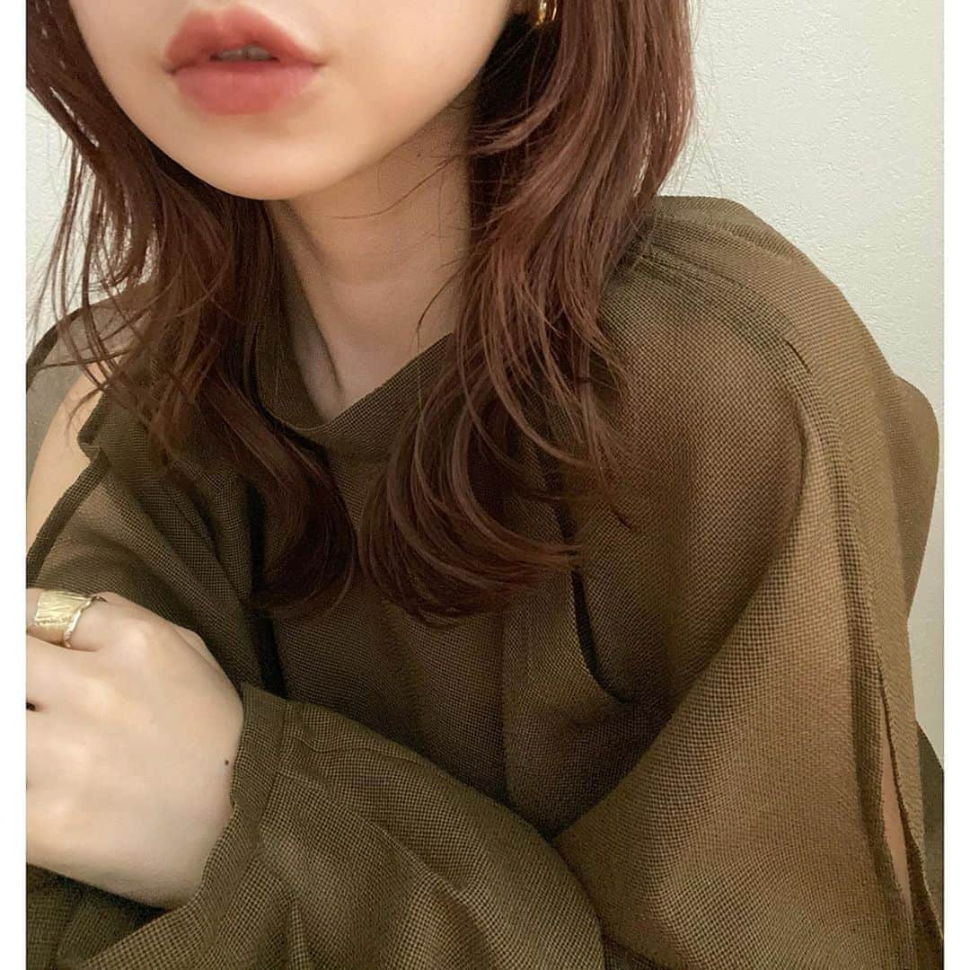 ムサシさんのインスタグラム写真 - (ムサシInstagram)「﻿ ﻿ 一つ前に載せたリップ💋🟤﻿ 見た目よりもナチュラルなブラウン！﻿ 塗り方次第で色が調節できる感じで、﻿ 直塗りしてから指でぽんぽんしてます﻿ ﻿ ﻿ #suqqu#スック#秋メイク#マット」9月17日 10時22分 - ___musashi.___