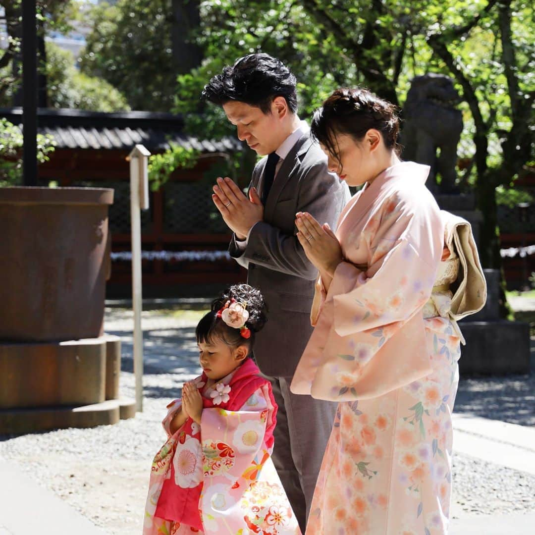 スタジオアリスさんのインスタグラム写真 - (スタジオアリスInstagram)「⛩スタジオアリスの出張撮影サービス📷    ✅手ぶらでOK👍安心の衣装付きプランもご用意👘 ✅パパもママも着物を着て撮影できます‼️ ✅厳選した50枚の写真を、撮影データ付きフォトアルバムでお渡し✨   お子さまの大切な記念日に💎✨ お子さまの着物と合わせてパパもママもお着物を着ませんか👘❓  ご家族の大切な記念日を最高の笑顔に‼️ 出張撮影もスタジオアリスにおまかせください😉✨    ▶️詳しくはスタジオアリス 「七五三出張撮影」「お宮参り出張撮影」で検索🔎👀    #studioalice #スタジオアリス #写真は未来の宝もの #七五三 #753 #お宮参り #七五三撮影 #お宮参り撮影 #着物レンタル #こども写真 #キッズ写真 #キッズフォト #出張カメラマン #出張撮影 #七五三出張撮影 #お宮参り出張撮影」9月17日 10時32分 - studio.alice