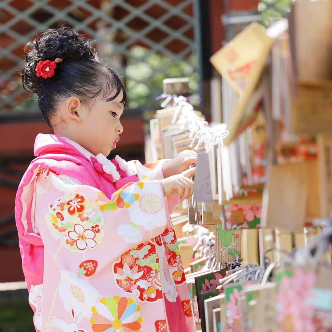 スタジオアリスさんのインスタグラム写真 - (スタジオアリスInstagram)「⛩スタジオアリスの出張撮影サービス📷    ✅手ぶらでOK👍安心の衣装付きプランもご用意👘 ✅パパもママも着物を着て撮影できます‼️ ✅厳選した50枚の写真を、撮影データ付きフォトアルバムでお渡し✨   お子さまの大切な記念日に💎✨ お子さまの着物と合わせてパパもママもお着物を着ませんか👘❓  ご家族の大切な記念日を最高の笑顔に‼️ 出張撮影もスタジオアリスにおまかせください😉✨    ▶️詳しくはスタジオアリス 「七五三出張撮影」「お宮参り出張撮影」で検索🔎👀    #studioalice #スタジオアリス #写真は未来の宝もの #七五三 #753 #お宮参り #七五三撮影 #お宮参り撮影 #着物レンタル #こども写真 #キッズ写真 #キッズフォト #出張カメラマン #出張撮影 #七五三出張撮影 #お宮参り出張撮影」9月17日 10時32分 - studio.alice