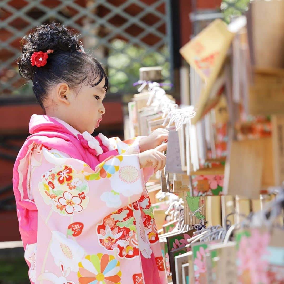 スタジオアリスさんのインスタグラム写真 - (スタジオアリスInstagram)「⛩スタジオアリスの出張撮影サービス📷    ✅手ぶらでOK👍安心の衣装付きプランもご用意👘 ✅パパもママも着物を着て撮影できます‼️ ✅厳選した50枚の写真を、撮影データ付きフォトアルバムでお渡し✨   お子さまの大切な記念日に💎✨ お子さまの着物と合わせてパパもママもお着物を着ませんか👘❓  ご家族の大切な記念日を最高の笑顔に‼️ 出張撮影もスタジオアリスにおまかせください😉✨    ▶️詳しくはスタジオアリス 「七五三出張撮影」「お宮参り出張撮影」で検索🔎👀    #studioalice #スタジオアリス #写真は未来の宝もの #七五三 #753 #お宮参り #七五三撮影 #お宮参り撮影 #着物レンタル #こども写真 #キッズ写真 #キッズフォト #出張カメラマン #出張撮影 #七五三出張撮影 #お宮参り出張撮影」9月17日 10時32分 - studio.alice