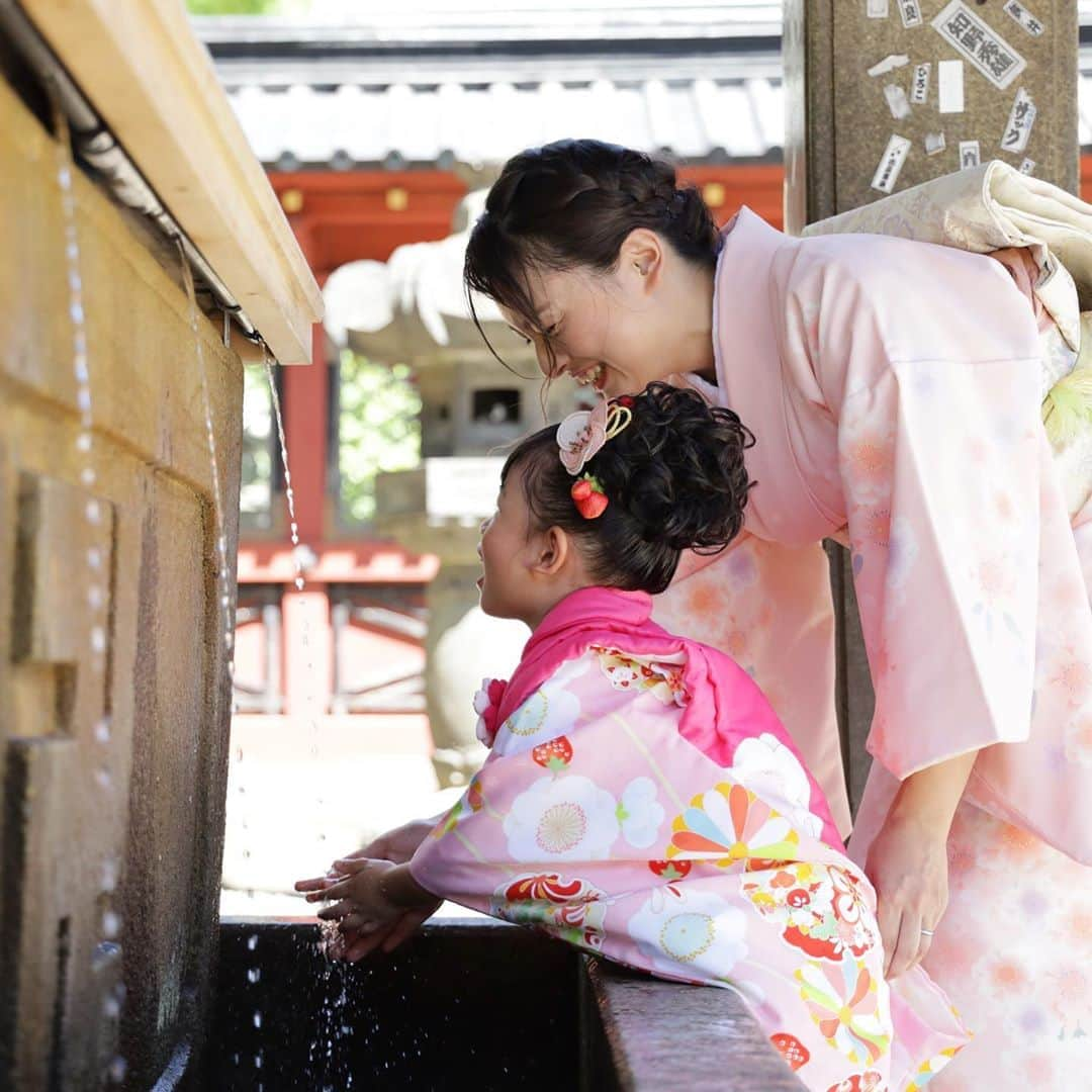 スタジオアリスさんのインスタグラム写真 - (スタジオアリスInstagram)「⛩スタジオアリスの出張撮影サービス📷    ✅手ぶらでOK👍安心の衣装付きプランもご用意👘 ✅パパもママも着物を着て撮影できます‼️ ✅厳選した50枚の写真を、撮影データ付きフォトアルバムでお渡し✨   お子さまの大切な記念日に💎✨ お子さまの着物と合わせてパパもママもお着物を着ませんか👘❓  ご家族の大切な記念日を最高の笑顔に‼️ 出張撮影もスタジオアリスにおまかせください😉✨    ▶️詳しくはスタジオアリス 「七五三出張撮影」「お宮参り出張撮影」で検索🔎👀    #studioalice #スタジオアリス #写真は未来の宝もの #七五三 #753 #お宮参り #七五三撮影 #お宮参り撮影 #着物レンタル #こども写真 #キッズ写真 #キッズフォト #出張カメラマン #出張撮影 #七五三出張撮影 #お宮参り出張撮影」9月17日 10時32分 - studio.alice