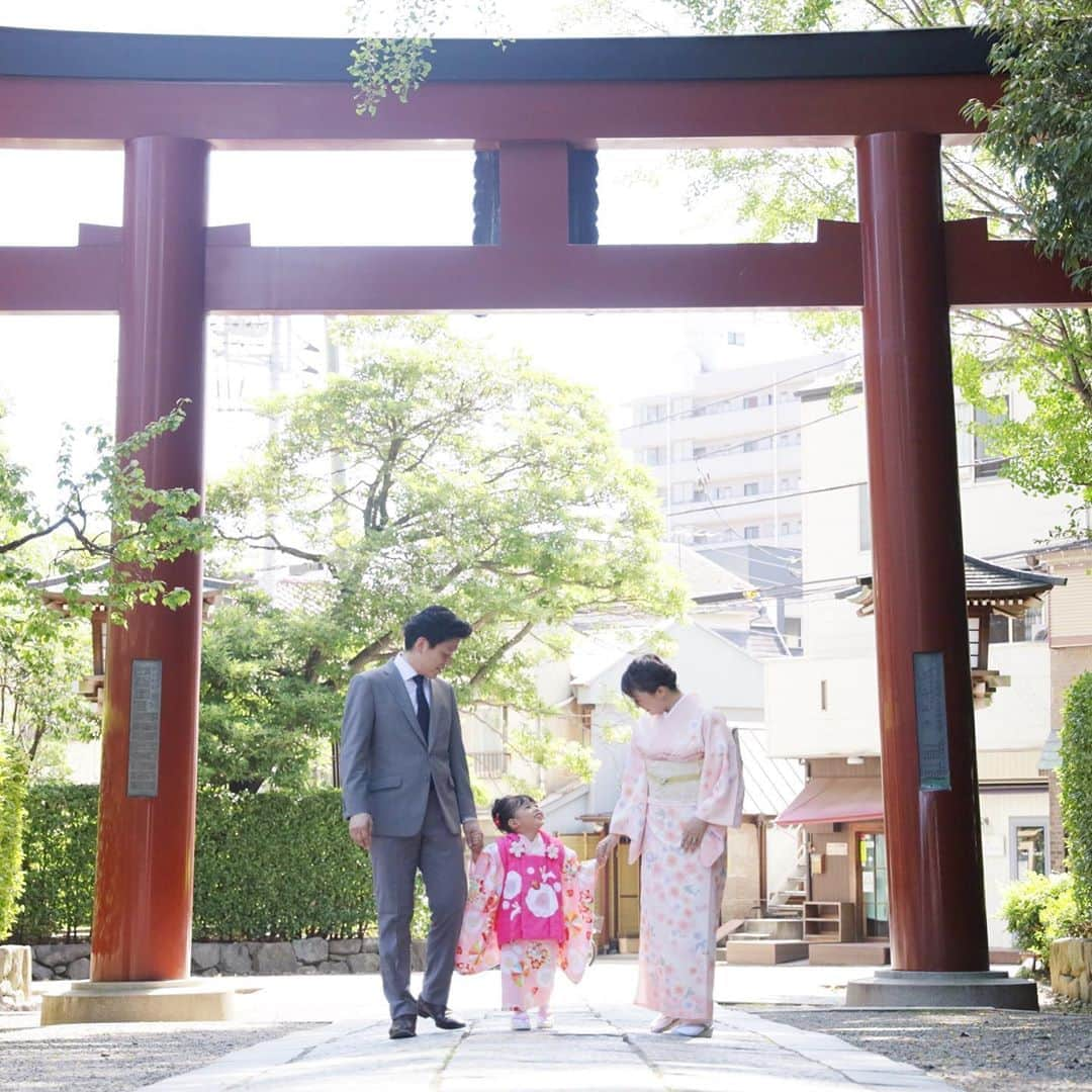 スタジオアリスさんのインスタグラム写真 - (スタジオアリスInstagram)「⛩スタジオアリスの出張撮影サービス📷    ✅手ぶらでOK👍安心の衣装付きプランもご用意👘 ✅パパもママも着物を着て撮影できます‼️ ✅厳選した50枚の写真を、撮影データ付きフォトアルバムでお渡し✨   お子さまの大切な記念日に💎✨ お子さまの着物と合わせてパパもママもお着物を着ませんか👘❓  ご家族の大切な記念日を最高の笑顔に‼️ 出張撮影もスタジオアリスにおまかせください😉✨    ▶️詳しくはスタジオアリス 「七五三出張撮影」「お宮参り出張撮影」で検索🔎👀    #studioalice #スタジオアリス #写真は未来の宝もの #七五三 #753 #お宮参り #七五三撮影 #お宮参り撮影 #着物レンタル #こども写真 #キッズ写真 #キッズフォト #出張カメラマン #出張撮影 #七五三出張撮影 #お宮参り出張撮影」9月17日 10時32分 - studio.alice