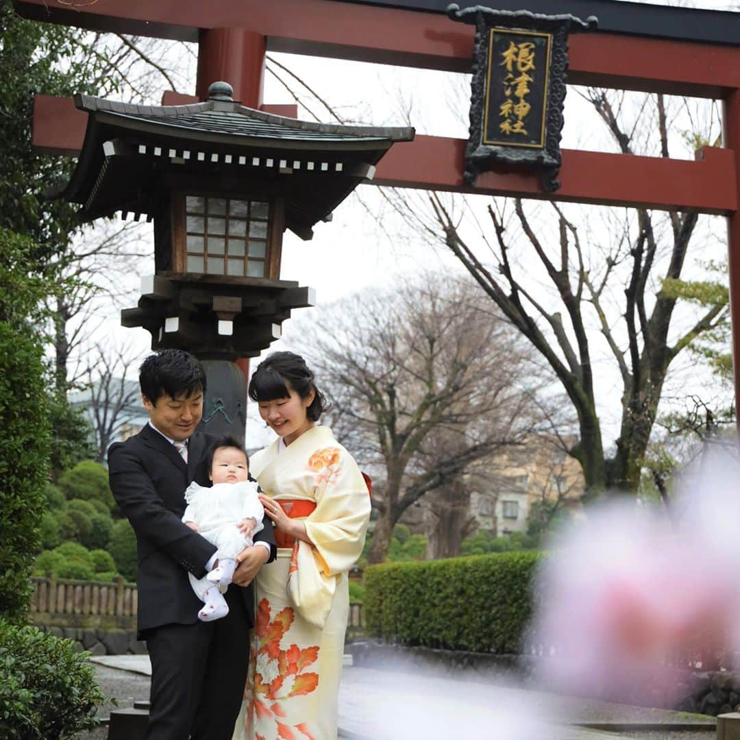 スタジオアリスさんのインスタグラム写真 - (スタジオアリスInstagram)「⛩スタジオアリスの出張撮影サービス📷    ✅手ぶらでOK👍安心の衣装付きプランもご用意👘 ✅パパもママも着物を着て撮影できます‼️ ✅厳選した50枚の写真を、撮影データ付きフォトアルバムでお渡し✨   お子さまの大切な記念日に💎✨ お子さまの着物と合わせてパパもママもお着物を着ませんか👘❓  ご家族の大切な記念日を最高の笑顔に‼️ 出張撮影もスタジオアリスにおまかせください😉✨    ▶️詳しくはスタジオアリス 「七五三出張撮影」「お宮参り出張撮影」で検索🔎👀    #studioalice #スタジオアリス #写真は未来の宝もの #七五三 #753 #お宮参り #七五三撮影 #お宮参り撮影 #着物レンタル #こども写真 #キッズ写真 #キッズフォト #出張カメラマン #出張撮影 #七五三出張撮影 #お宮参り出張撮影」9月17日 10時32分 - studio.alice