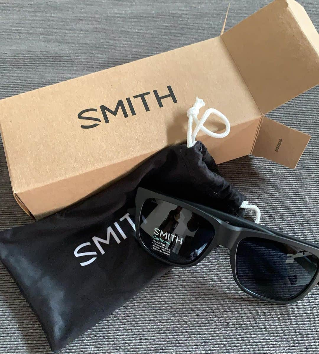 小野塚彩那のインスタグラム：「@smithoptics @smithopticsjp より　New sunglassesが届きました♪. . 普段からヘビロテしまくっているLowdown 2 のモデルで、なんとこのサングラス。ペットボトル5本分で作られている、環境に配慮されたモデルなんです。マイクロファイバーのサングラスケースもボックス📦も全てリサイクル♻️. . 日々の生活の中で欠かせないサングラス🕶毎日使うものだからこそ環境に配慮されたものって嬉しいですね😊. . #smithoptics #lowdown2core #スミスオプティクス」