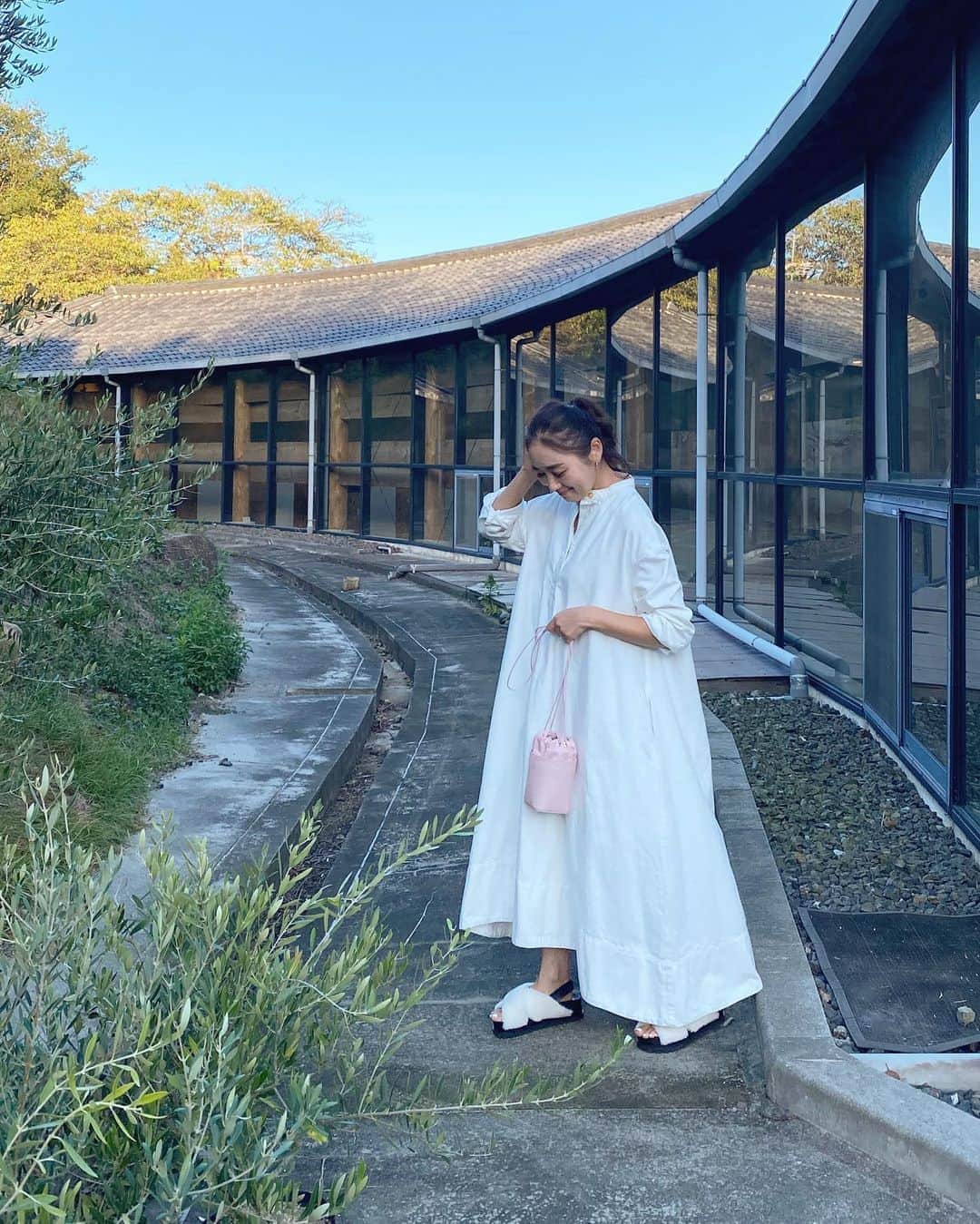 Keikooooooのインスタグラム：「結婚記念日ディナーには、 @dolce._official のワンピースを 着て行ききました🌿このワンピース、生地をたっぷり使っていて少し重いんだけど、その重さがなんとも美しいシルエットと動きを出してくれる👏お安いとは言い難いけど、絶対持ってて損はないワンピ‼︎ディナーや友人とランチしたり、色んなシーンで使えて、着ていて気持ちの上がるお洋服のひとつかも🤔💭🥰 プチプラも好きだけど、こだわりのある服ってやっぱり、いいなぁ🥰 . 👗 @dolce._official ⛸ @unitedarrows_women_store 👜 @stunninglure」