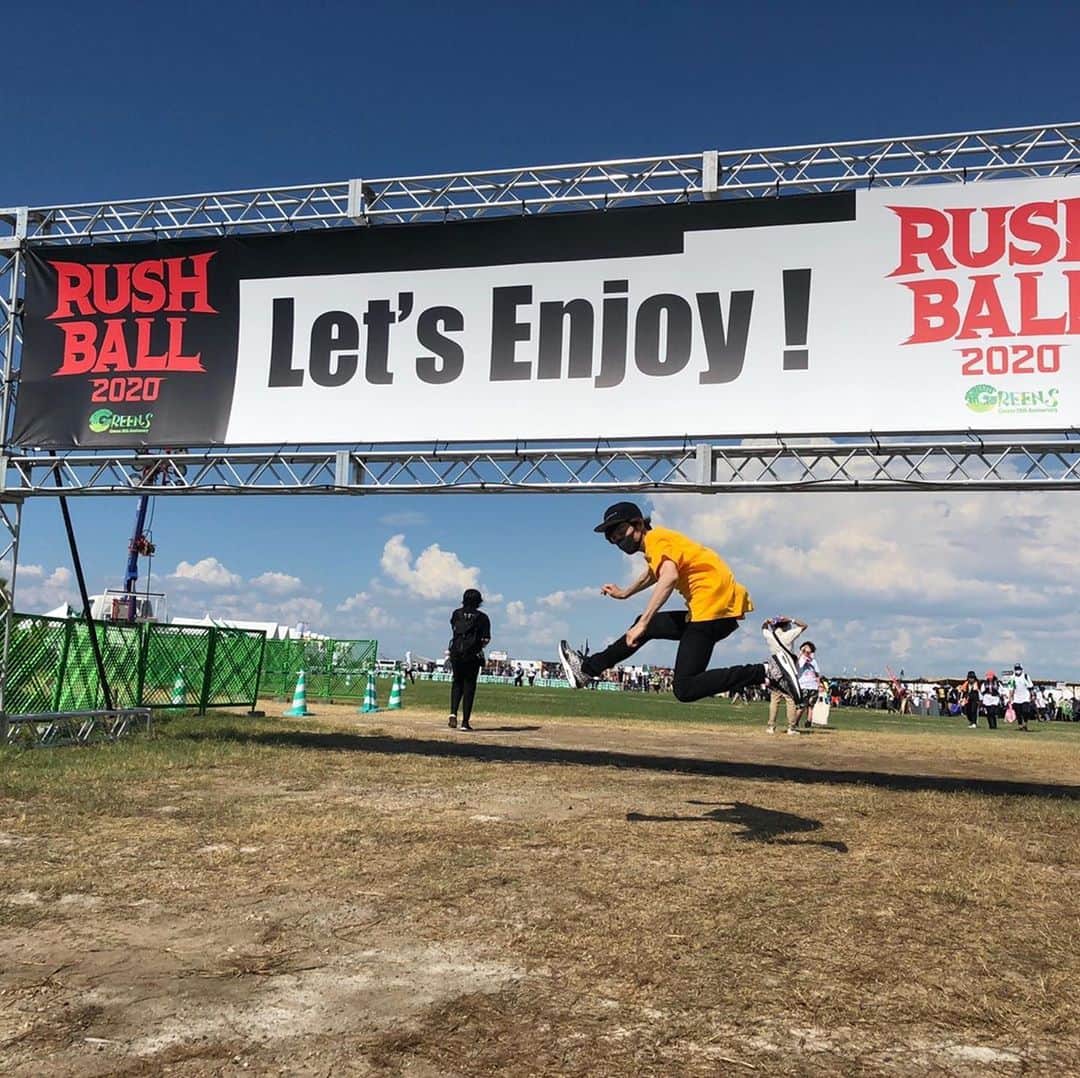 落合健太郎さんのインスタグラム写真 - (落合健太郎Instagram)「#rushball2020  今年、最初で最後となった夏フェス。 一人一人が誰かを想うフェスだった。 自分の身勝手な行動が 大切な誰かを傷つけてしまうかもしれない。 大好きな音楽がまた遠くなってしまうかも知れない。 そんな気持ちがあった。 この現状で一人一人が 考え、選択し、行動する事が 大切だ。 そして、やはり何を言われようと 音楽は最高なんだと再認識。 トップバッターの#ハンブレッダーズ で心が震えた。青空の下で聞いた銀河高速、ライブハウスで会おうぜで見える景色が歪んだ。 主催者の皆さん、アーティスト、関わる全てのスタッフ、ルールを守り来ていたお客さん、本当に素敵な1日をありがとうございました。 また、来年。」9月17日 10時44分 - dj_ochiken1117