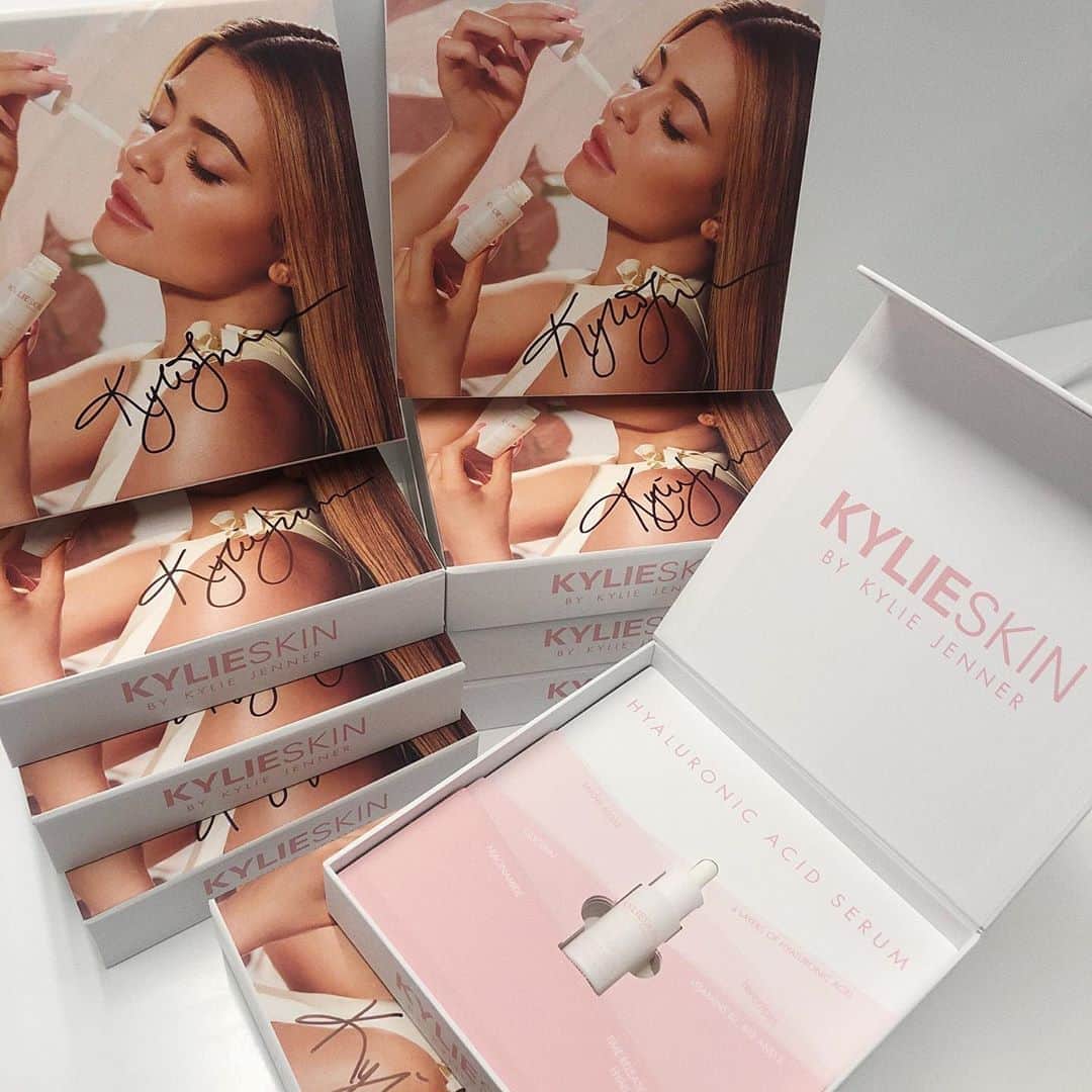 Kylie Cosmeticsさんのインスタグラム写真 - (Kylie CosmeticsInstagram)「Giveaway! 😍 Want to win a $1,000 @kylieskin gift card, Hyaluronic Acid Serum PR box signed by @kyliejenner and an IG follow from Kylie Skin? 💕 1 grand prize winner will win. 9 winners will win a signed HA Serum PR box. ✨ To enter via email and learn more, go to KylieSkin.com. Tag a friend who needs to see this! Open to US residents only. New Hyaluronic Acid Serum launches Friday 9.18 9am pst 💛」9月17日 11時03分 - kyliecosmetics
