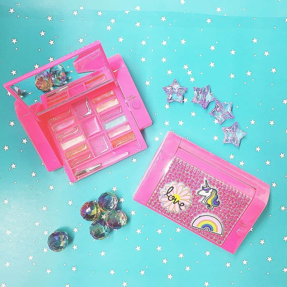 クレアーズのインスタグラム：「🍭TOY-COSMETICS（トイコスメ）🍭 クレアーズのとってもフォトジェニックなコスメ💕🌈💜 . ボタンを押すと飛び出すリップパレットはなんと15色も入ってる🥳 . おもちゃ（TOY）みたいだけど、しっかりコスメ✨ ミラーもついて使いやすい😆🎨🌈 【特別価格700円+税】 . #claires #fashion #kawaii #クレアーズ #ファッション #カワイイ #accessory #アクセサリー #トレンド #おしゃれ #プチプラ  #トイコスメ #コスメ #ユニコーン #ファンシー #ファンタジー #pop #TOYコスメ #レインボー #リップグロス #キッズコスメ#キッズコスメセット #コスメセット#プチギフト #コンパクト#コンパクトミラー」