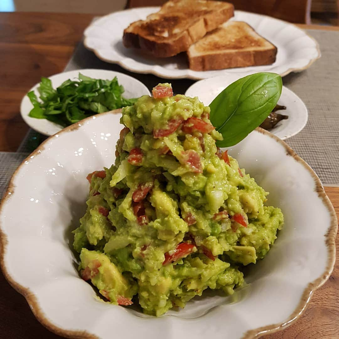 コ・ミョンファンさんのインスタグラム写真 - (コ・ミョンファンInstagram)「치열하게 과카몰리! . 오늘 아침은 과하지 않게 과카몰리 . 잘익은 아보카도, 방울토마토, 양파, 레몬, 소금, 후추 끝~~~~ . 토핑으로 바질. . 고수 좋아하시는 분은 같이 먹으면 대환장! . 고수 싫어하는 분이 같이 먹으면 개환장! . #치열하게시리즈 #과카몰리  #아보카도 #집밥」9月17日 10時58分 - gommming