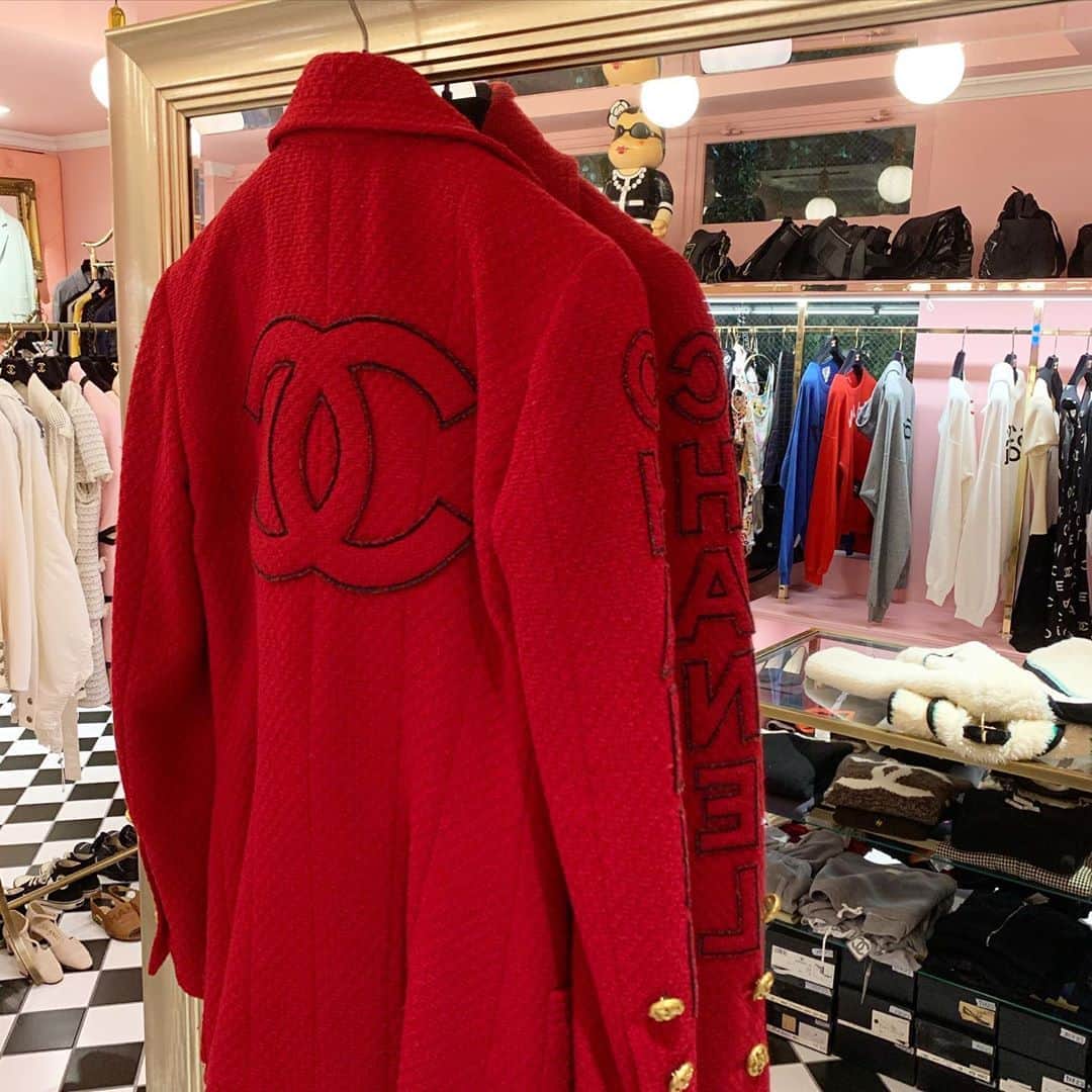 Vintage Brand Boutique AMOREさんのインスタグラム写真 - (Vintage Brand Boutique AMOREInstagram)「おはようございます❤️ AMORE wardrobe 11:00~20:00で営業しております✨✨ 表参道、青山へお出かけの際は、是非AMORE vintageにお越しくださいませ😉 AMORE wardrobe is open 11:00~20:00！ Come visit us for the finest vintage Chanel ready to wear collections👟お問い合わせ /  for more info → 💌info@amorevintagetokyo.com  #ヴィンテージ #シャネル #ヴィンテージシャネル #ココ #ココマーク #ヴィンテージブランドブティック #アモーレ #アモーレトーキョー #アモーレワードローブ #表参道 #青山 #東京 #vintagebrandboutique #AMORE #amoretokyo #Tokyo #Omotesando #amorewardrobe」9月17日 11時07分 - amore_tokyo