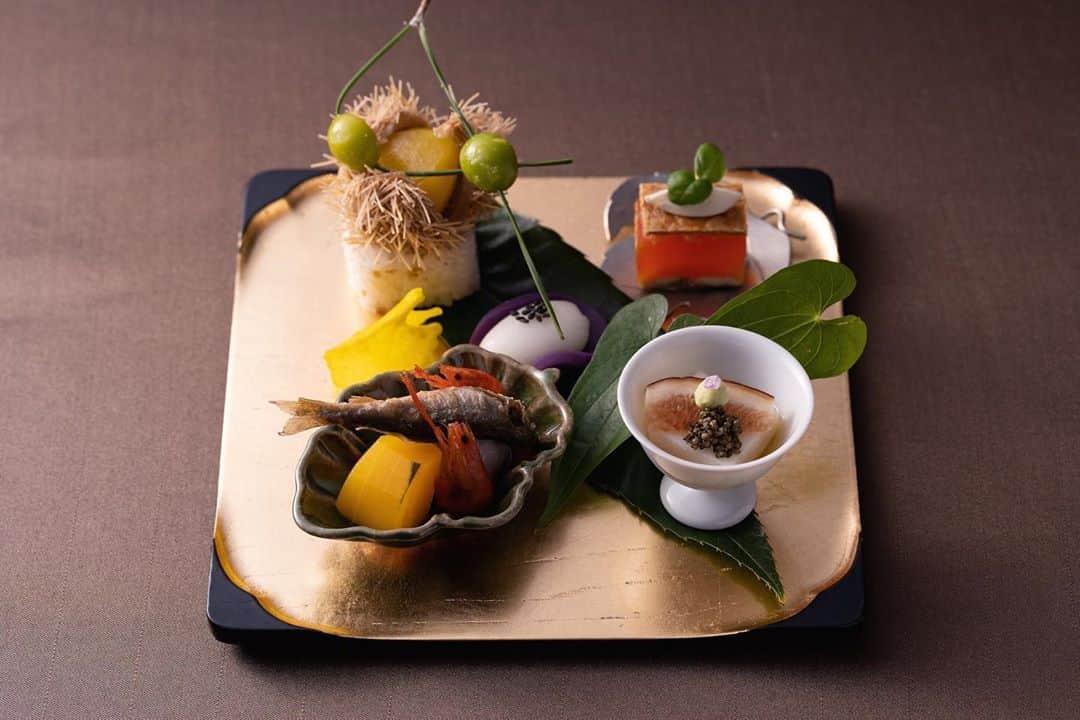Reiko Lewisさんのインスタグラム写真 - (Reiko LewisInstagram)「Cha-Kaiseki Meal Today’s subject is a little different! Cha-Kaiseki meal is a Japanese cuisine that is served before a tea ceremony. It originated from Zen Buddhism and it was adopted into a part of the tea ceremony ritual by Senno Rikyu, the tea master. Apart from taste and flavor, you can feel the four seasons manifested in every dish with your five senses. The meal “presentation” also illustrates a “good interior design”: shape, color, texture, and many elements! It is inspiring as a designer and we can feel autumn! Pictures are from Hoshinoya Kyoto 茶会席料理 今日の話題は少し変えて！ 茶会席は茶道の前に出される日本料理です。禅宗に由来し、茶人・千利休によって茶道の儀式に取り入れられました。味や風味はもちろん、四季折々の味わいが五感で感じられます。食事の「プレゼンテーション」は、「良いインテリアデザイン」、つまり形、色、質感、およびインテリアデザインの多くの要素を示しています。デザイナーとしても刺激的で、秋を感じることができます！ 写真は星のや京都さんの茶会席料理 #hawaiiinterior not directly talking about the subject #interiordesign #interiorlovers #fall #design #stylishlifestyle #ハワイインテリア 直接の話題ではないですが#インテリアデザイン #インテリア好き #ライフスタイル#秋 #懐石料理 良いね」9月17日 11時08分 - ventus_design_hawaii