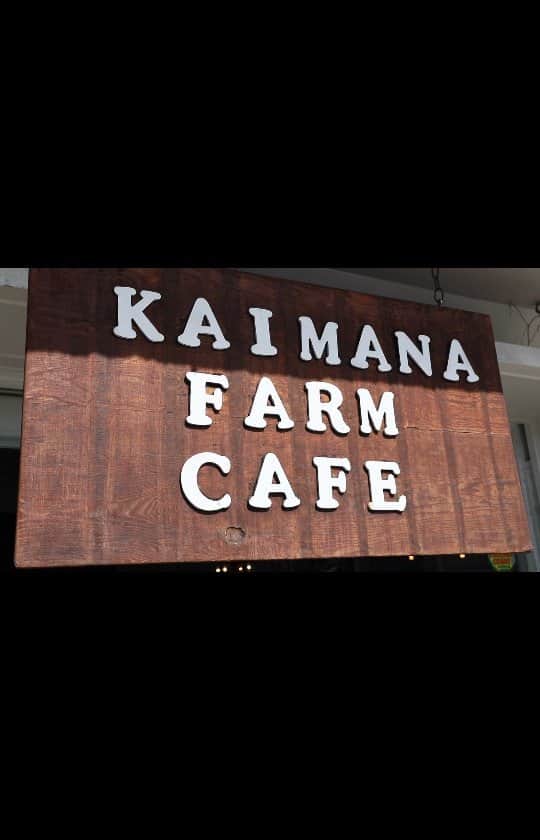 マヤ アリーナのインスタグラム：「「サポート・ローカル・ハワイ」第9エピソードはKaimana Farm Cafe! よくママと行くこのカフェ、大好き。ローカルなものを中心に使っていて全部材料はフレッシュ。私はいろんなチョイスを選べるパワー弁当が好き😍もちろん抹茶もね🍵店内も凄く可愛い。行ったことあるかな？今度ハワイに来たら絶対行ってみてね！Youtubeで完全エピソード見れるよ！リンクはプロフィールに入ってまーす⤴️  Episode 9 of Support Local Hawai’i is Kaimana Farm Cafe! I absolutely adore this place and love how they prioritize using fresh/local ingredients.  From soufflé omelettees to bento’s where you can choose from a variety of delicious sides, I promise you’ll enjoy anything you order. They are currently open for takeout during lunch and dinner so definitely check them out! You won’t be disappointed🥰Full link in bio. #supportlocal #hawaii #supportsmallbusiness   Special thanks to: @kaimanafarmcafe  www.kaimanafarmcafe.com」