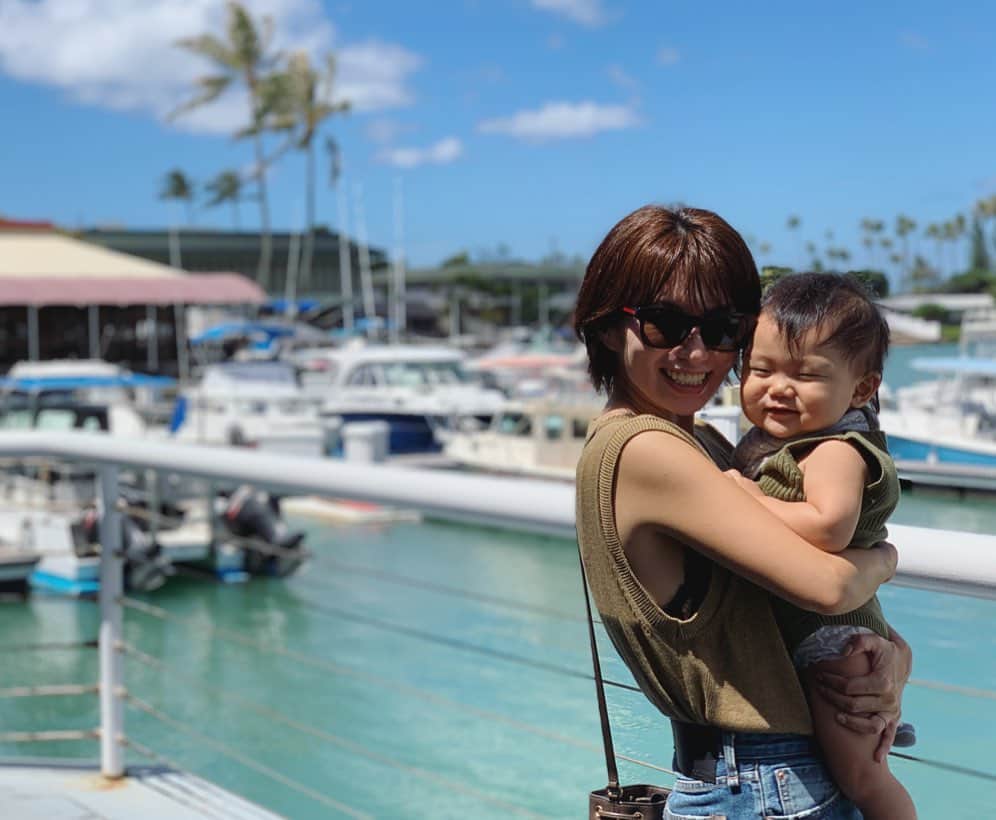 間瀬ゆきのインスタグラム：「久しぶりのHawaii kai💙 やっぱり雰囲気たまらないよね。  せっかくたくさん写真撮ったのに まぶしかったみたいで 息子ほぼ全部目つぶってた😂  ところでどうでもいいけど 最近インスタの方向性がぶれてるよね😂  ハワイ好きな人ともつながりたいし ママさんたちともつながりたいし ランニングしてる人ともつながりたいし リアル友達ともやりとりしたいし  1つのテーマに絞るとか無理👻  まぁインスタなんて 自己満と自己表現のツールだから 好きに投稿すればいい話よね😝  #ハワイ子育て #海外子育て #ハワイ育児 #ハワイ出産 #ハワイ移住 #子連れハワイ #ハワイ旅行 #生後13ヶ月 #1歳 #2019年8月生まれ #8月生まれ #男の子ママ #新米ママ #新米ママと繋がりたい #育児記録 #産後ダイエット #baby #babyboy #hawaii #ハワイ #hawaiilife #maseyukihawaii #luckywelivehawaii」