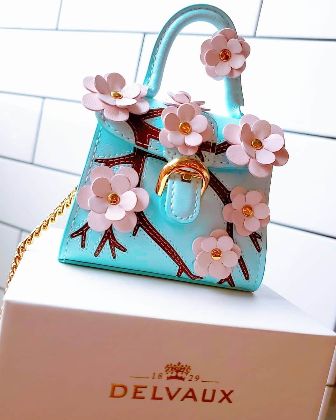 山田優さんのインスタグラム写真 - (山田優Instagram)「DELVAUXの  #brilliant が日本にインスパイアされて ミニバージョンになりました♥️  あー。 可愛い❤️  私が持っているのはSakura🌸  綺麗なセラドンブルーに淡いピンクの花びらが上品でうっとり。  #DelvauxMiniatures #Delvaux #JapanHeart  @delvaux」9月17日 11時23分 - yu_yamada_