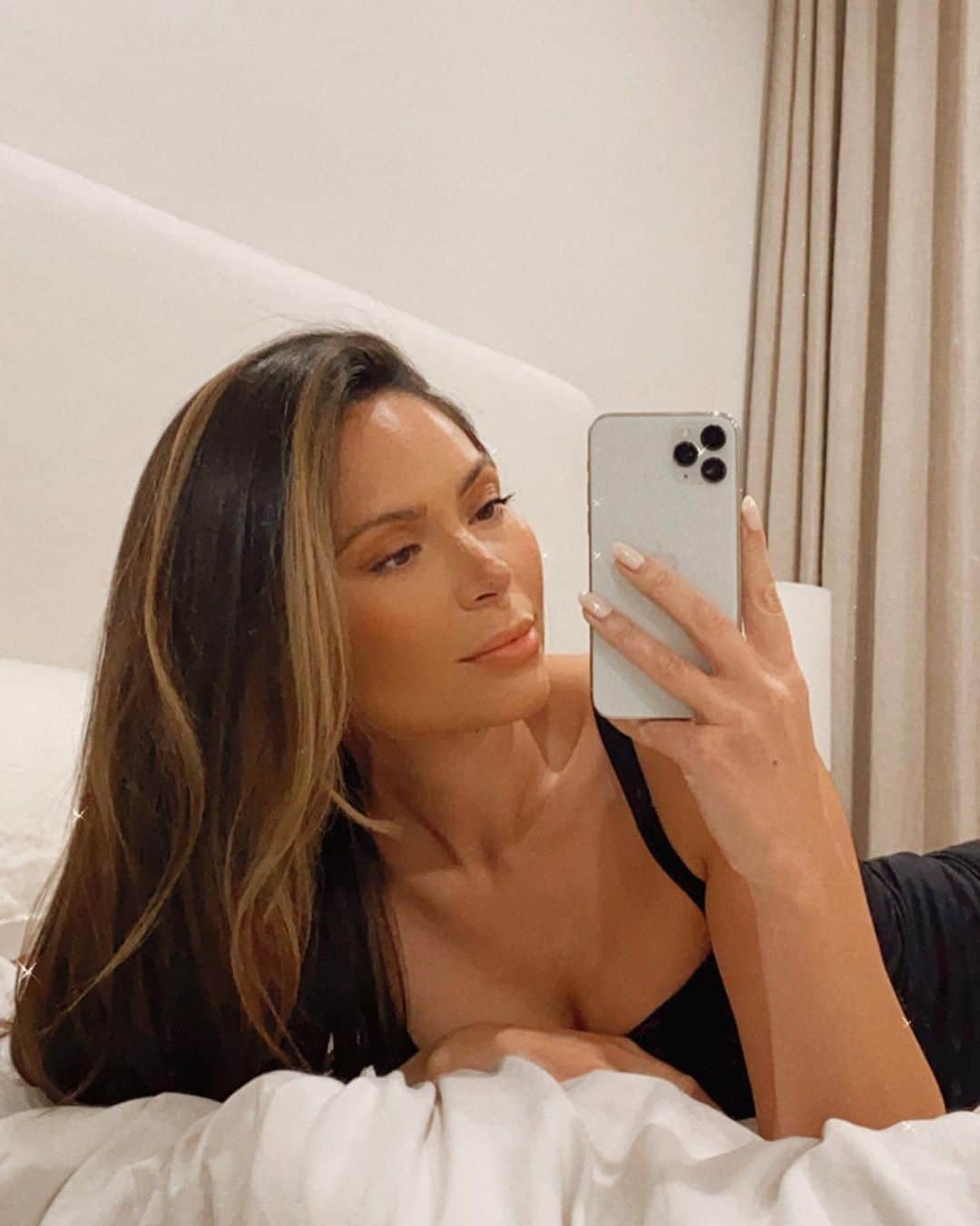 Marianna Hewittのインスタグラム：「phone case or no phone case? 📱」