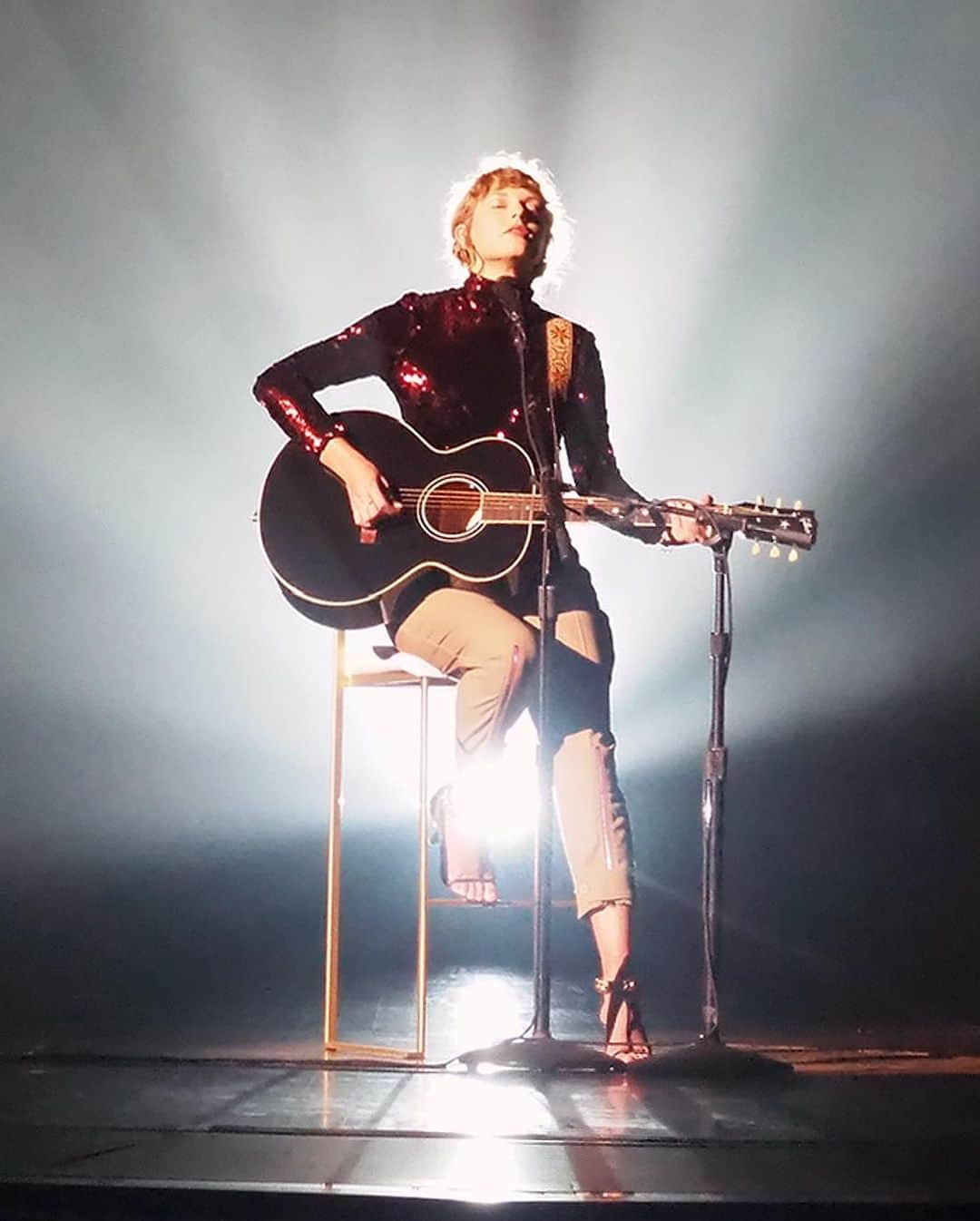 Just Jaredさんのインスタグラム写真 - (Just JaredInstagram)「@taylorswift takes to the stage for a performance of her song “Betty” at the ACM Awards. She had to change some of the lyrics for the performance, which you can watch by tapping this picture at the LINK IN BIO. #TaylorSwift #ACMAwards Photos: Getty/TAS」9月17日 11時33分 - justjared