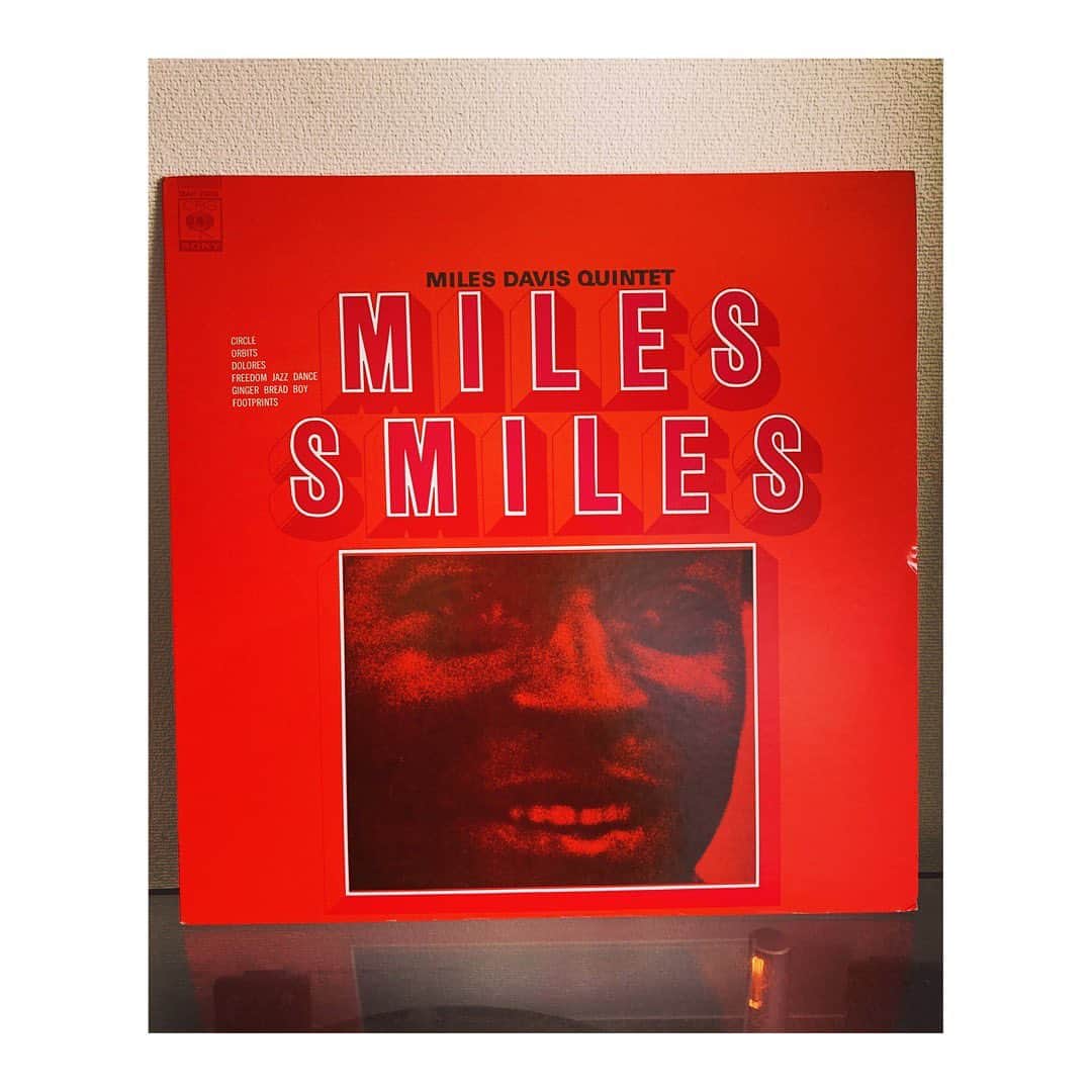 林幸治さんのインスタグラム写真 - (林幸治Instagram)「Miles Davis Quintet ‎– Miles Smiles  1966年10月の録音、第二期黄金クインテットの名盤。 メンバーは  Miles Davis – Trumpet Wayne Shorter – Tenor saxophone Herbie Hancock – Piano Ron Carter – Double bass Tony Williams – Drums  この後1968年の「Miles in the Sky」では、ハービーハンコックにエレクトリックピアノを、ロンカーターにはエレキベースをプレイする事を要請して、エレクトリックジャズの時代へ突入していく事からも、アコースティックマイルスの一つの到達点といえる名盤。  B面2曲目の「freedom jazz dance」は8ビートのジャズロックとでもいうべき曲で、ドラムのトニーとベースのロンがロックというかR&Bのようなグルーブで演奏している。  #vinyl #1966 #milesdavis #milesdavisquintet #1981reissue #japanpress #nowspinning」9月17日 11時42分 - tct_koji_hayashi