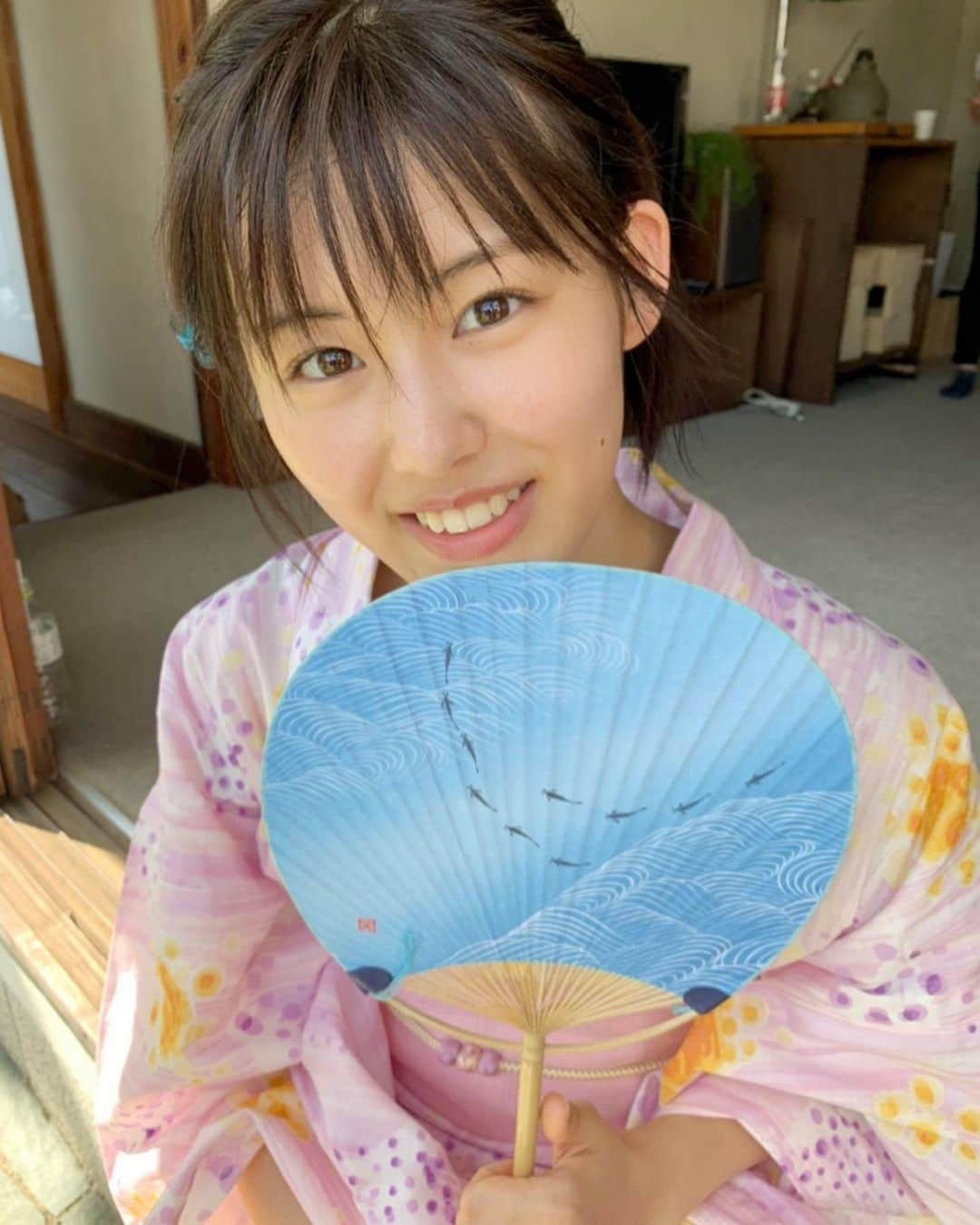 竹内愛紗のインスタグラム：「. 9月17日(木) 本日より、ヤングジャンプ発売してます！✨ 今回でヤンジャン出演4回目👀 15歳の時からヤングジャンプさんにはお世話になっています…💖 . 今回のヤングジャンプ！ 海に行ったり、スイカを食べたり…浴衣を着たり👘🏖🍉 夏らしいこと盛りだくさんになっています！ 是非見てください💛 . 実はこちらの浴衣、いつ和さんの浴衣です🏮👘 . . #ヤングジャンプ#ヤンジャン#夏#Summer#海#スイカ#浴衣#うちわ#0917#🍉#🏖」