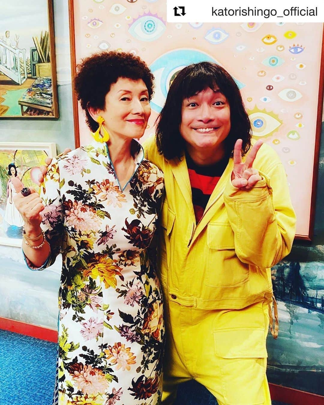 夏木マリさんのインスタグラム写真 - (夏木マリInstagram)「#Repost @katorishingo_official with @get_repost ・・・ 顔認証が激しい、かあさんです！舎人です！おかあさんだから、かあさんも舎人です！尚美です！舎人の尚美っていう、おかあさんです！そうです #夏木マリ さんです！マリさん最高です！！ そうです#誰かが見ている  明日から配信開始です！！ #舎人尚美 #舎人真一 #香取慎吾  　真一！お疲れ様.......  ありがとう........  ©︎2020 Amazon Content Services LLC #誰かが見ている @darekagamiteiru  #三谷幸喜 #Drama #‪9月18日‬ #配信スタート #AmazonPrimeVideo  　@katorishingo_official 　@mari_natsuki  　#natsukirock」9月17日 11時45分 - mari_natsuki