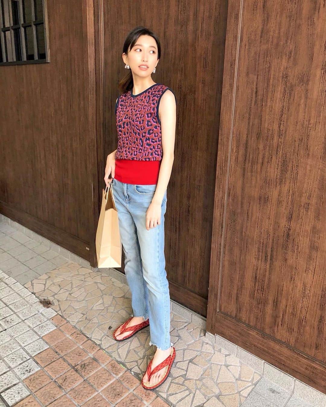 戸高彩菜のインスタグラム：「ふらっとお買物する時用の、い草の草履が欲しかったので新調。しっかりと高級感ある造りと、和柄のセンスが好き🍣ヒールがあるのも🙆‍♀️ . . . . . #japan#camera#iphone#instamood#makeup#hairmake#travelgram#ootd#sly#denim #instalike#instagood#pic#photo#good#shooting#fashion#style#summergirl#summer#beauty#travel#nature#life#breakfast#goodmorning#japaneseculture#暮らし#い草#草履」
