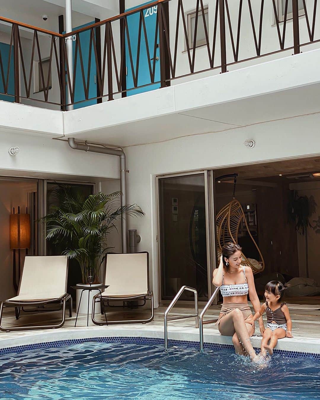 のインスタグラム：「🐚🥥🦋  #8hotelchigasaki #alexiastam #pool  #親子リンク #2歳 #2歳11ヶ月」