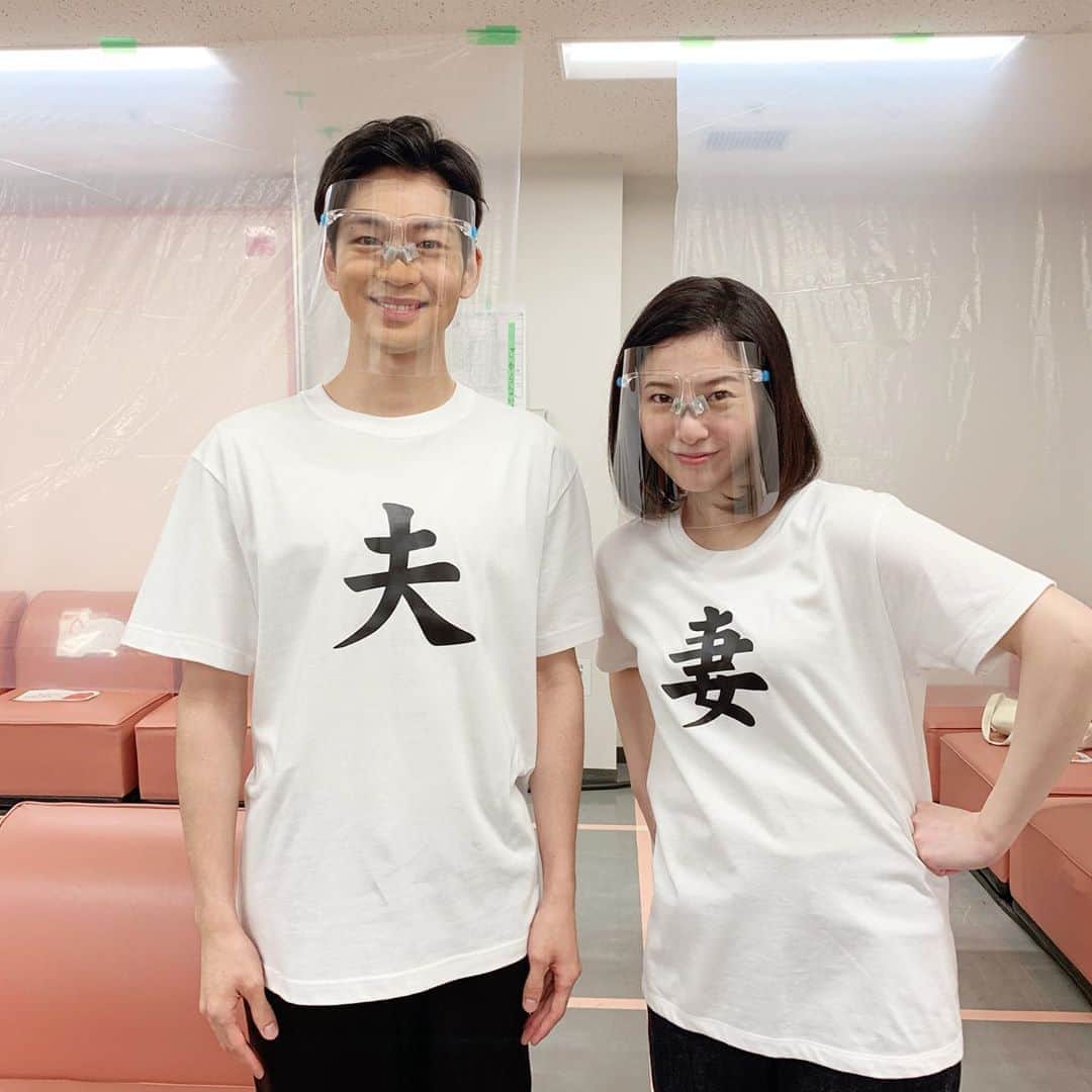 のインスタグラム：「本編映像で解禁になったので、こちらの写真も解禁〜。今流行り（？）の、文字入り白T結婚報告的なやつですかね？ベタなやつ、やりたくなりますよね。倫子、確かにそういうのやりそう〜。そして、何気にニコニコな朝倉さん。意外と嫌いじゃないのかしら…結構お似合いカップルなのかも。。。二人の空気感、どんな感じなのか楽しみにしていてください〜。 #タラレバ #東京タラレバ娘 #タラレバ2020 #東村アキコ #なんだかんだ羨ましくてやっちゃうやつ #何の文字にするか悩みそう #そんでインスタに写真載せるのよね #自然に笑い合ってる感じのやつね #幸せのピークのやつね #完全に公式の僻み入ってます #ただ羨ましいだけなんです許してちょ #吉高由里子 #榮倉奈々 #大島優子 #坂口健太郎 #鈴木亮平 #田中圭 #平岡祐太 #石川恋 #松下洸平 #渡辺大知」
