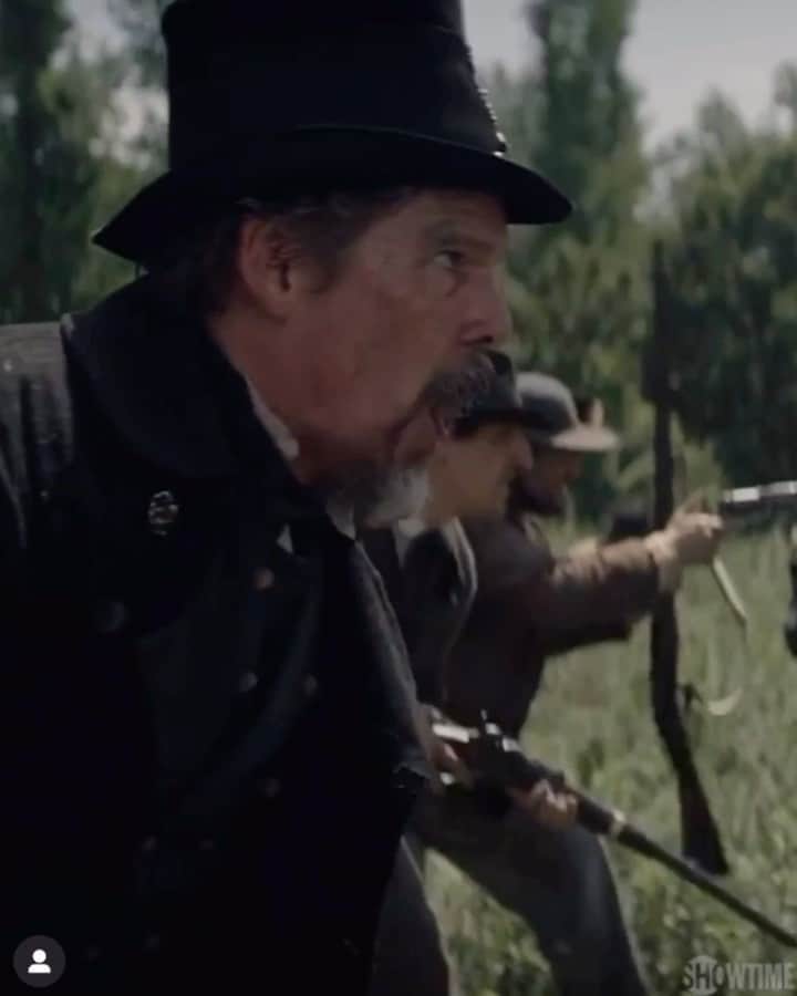 アダム・シャピロのインスタグラム：「When @ethanhawke yells at you to aim low and make every fire count and then you MISFIRE. (Toooootally scripted, I’m actually super good at shooting antique rifles from the 1800s 😳) #TheGoodLordBird」