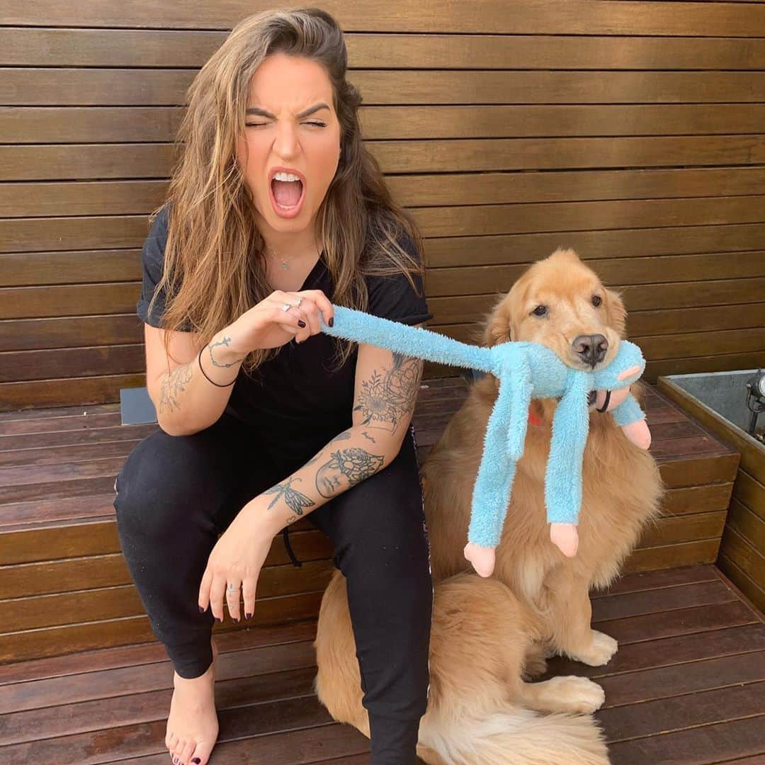 Bruna Unzuetaのインスタグラム：「Tentando dividir a atenção com o macaco 🤷🏻‍♀️」