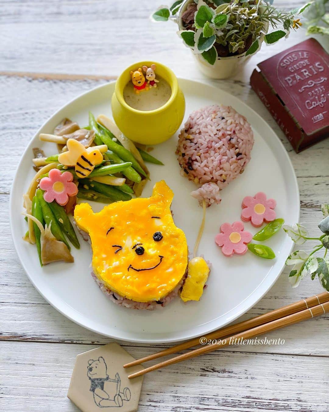 Little Miss Bento・Shirley シャリーのインスタグラム：「Pooh bear brunch today. 雑穀米 multigrain rice 🍚, 🍳, sautéed 🥬, mini soup.   Sort of craving for muji style food today so made a quick simple meal.   Can you tell Pooh is holding on to his 🎈? #littlemissbento」