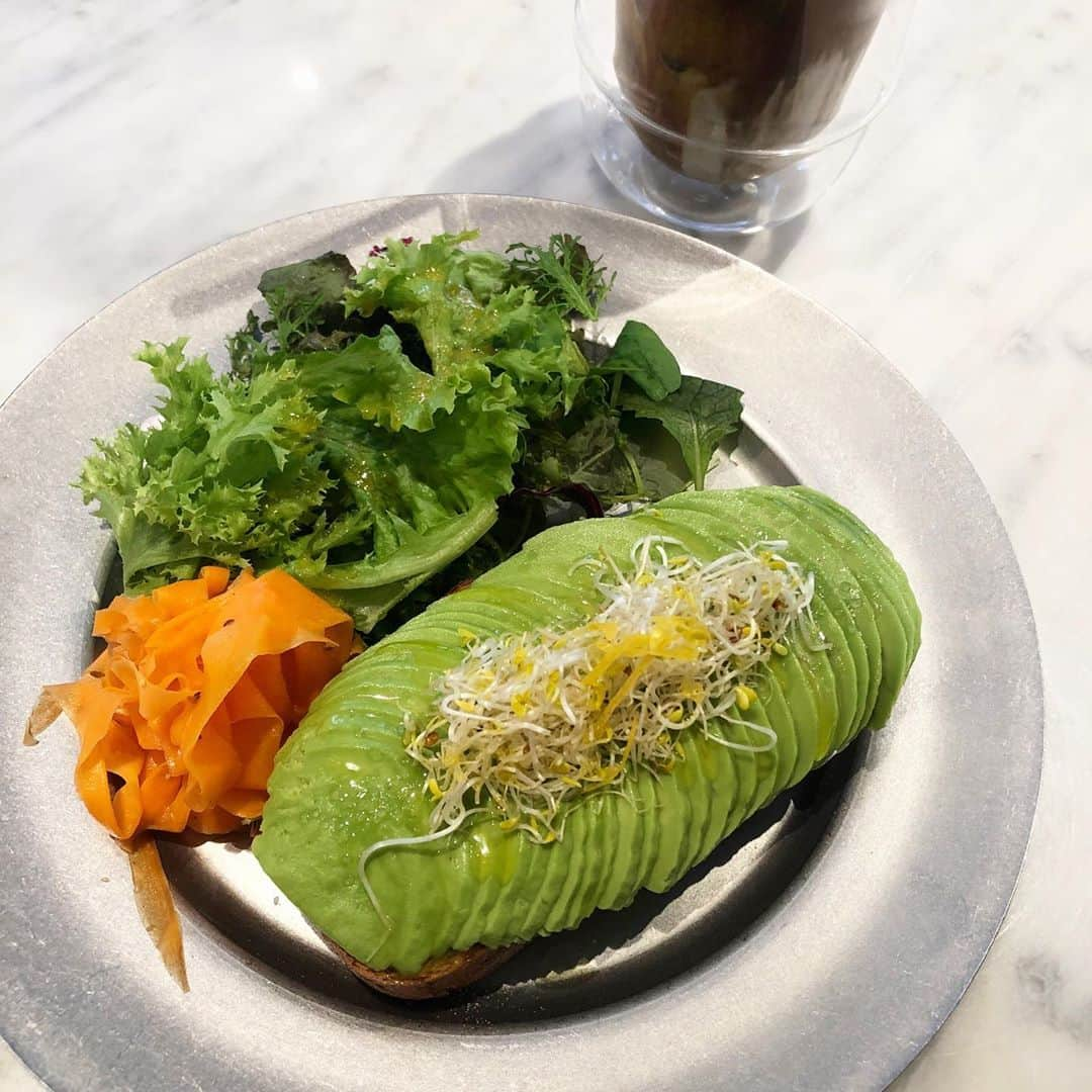 小栗有以さんのインスタグラム写真 - (小栗有以Instagram)「アボカドトースト🥑🍞   #アボカドトースト  #アボカド  #アボガドかアボカド #迷って #AKBの曲の #アボガドじゃね〜し #を思い出しました #表参道 #青山 #omotesando #aoyama #tokyo」9月17日 11時57分 - yuioguri_1226