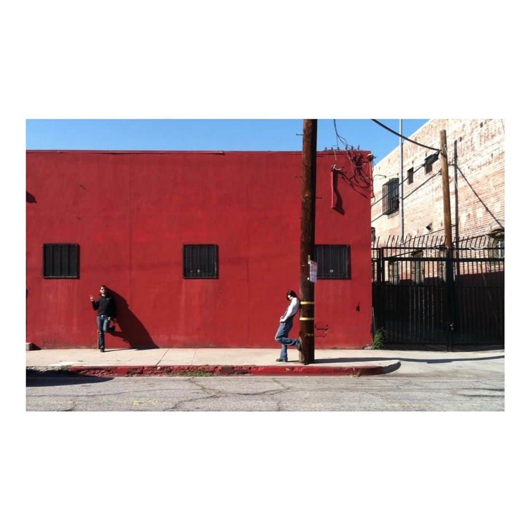 レイク・ベルのインスタグラム：「We last-minute scouted this red wall when I have to do a quick reshoot. Re-wrote the red wall scene the night before. #inaworld #redwall」