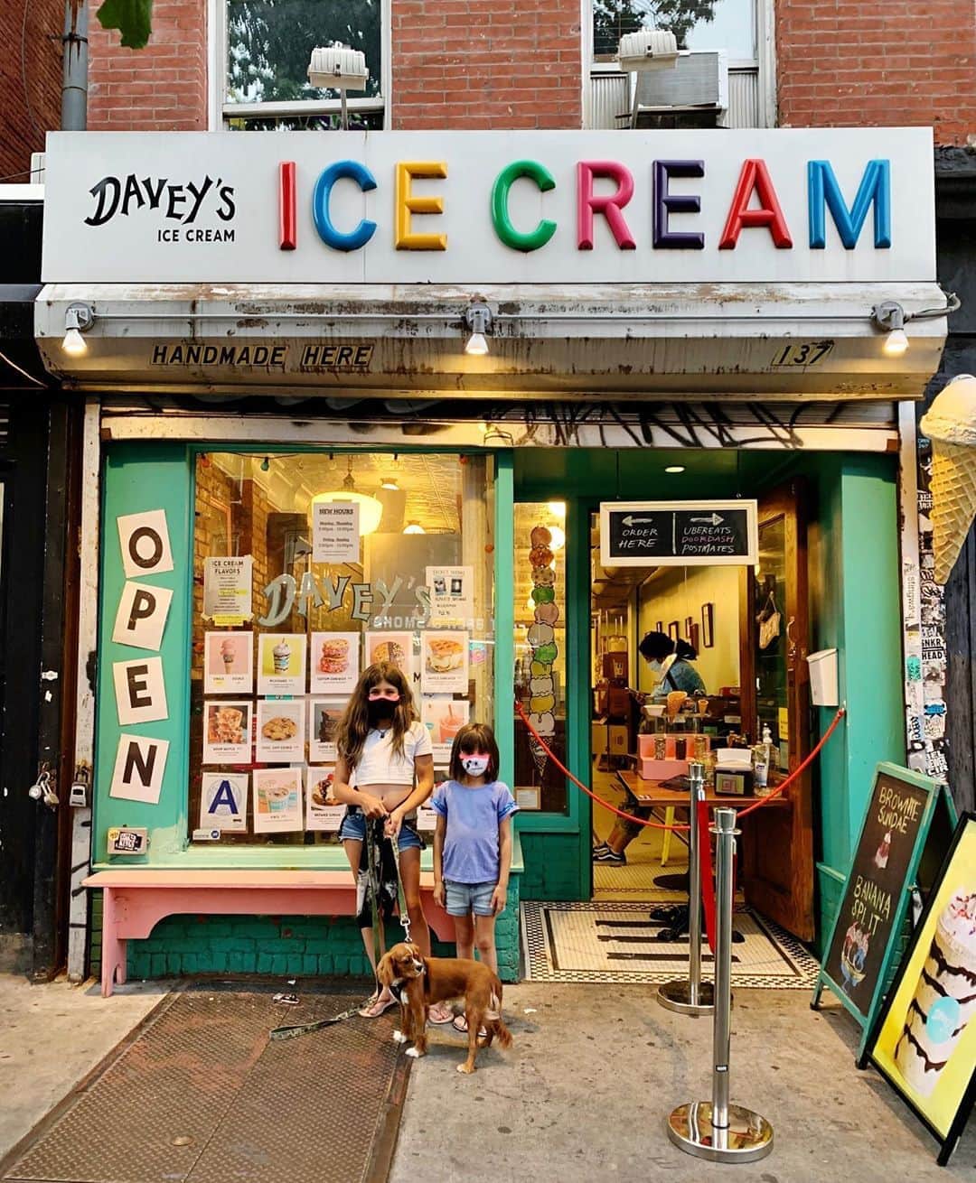 Ilana Wilesさんのインスタグラム写真 - (Ilana WilesInstagram)「Getting ice cream (and pizza and coffee and sushi and doughnuts and bagels) to support our favorite local businesses is my new favorite pandemic pastime. @daveysicecream is open, serving street side from a register at the door and tastes just as delicious as always! Mazzy likes the peppermint chip, Harlow likes chocolate chocolate (not a typo) and I always get strong coffee ice cream with chocolate sprinkles. Frankie patiently waits for pieces of someone’s waffle cone to fall to the ground. #eastvillage What’s your favorite place to get dessert in NYC??? Tag them if you can!」9月17日 11時58分 - mommyshorts