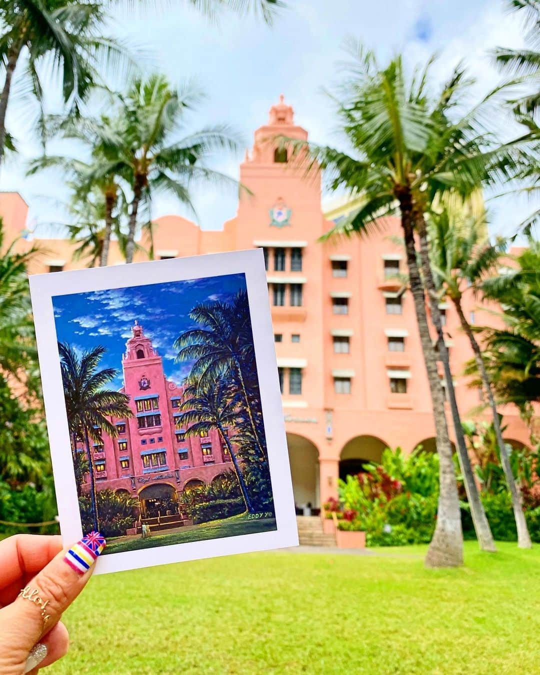 shihoのインスタグラム：「💚💗🌴💗💚 ・ 旅に行ったら必ず買うアイテム ポストカードにステッカー、マグネット。 この3点セットは欠かせない♡ 記憶に残る思い出も 形に残す思い出も全てが大切🥰💗 ・ ポストカードとかは 旅の記念にもなるからいいよね♡ みんなは旅に行ったら 必ず買うものってなにかな🥺？ ・ #hawaii#islandofoahu#oahu#ハワイ#trip #オアフ島#travel#loco_hawaii#travel_jp #funtorip#タビジョ#旅MUSE#genic_travel #genic_mag#たびねす#旅行#genic_hawaii #theroyalhawaiian#theroyalhawaiianhotel #hotel#waikiki#honolulu#ワイキキ#oahuhawaii #tabijyomap_hawaii#lealeahawaii#2020」