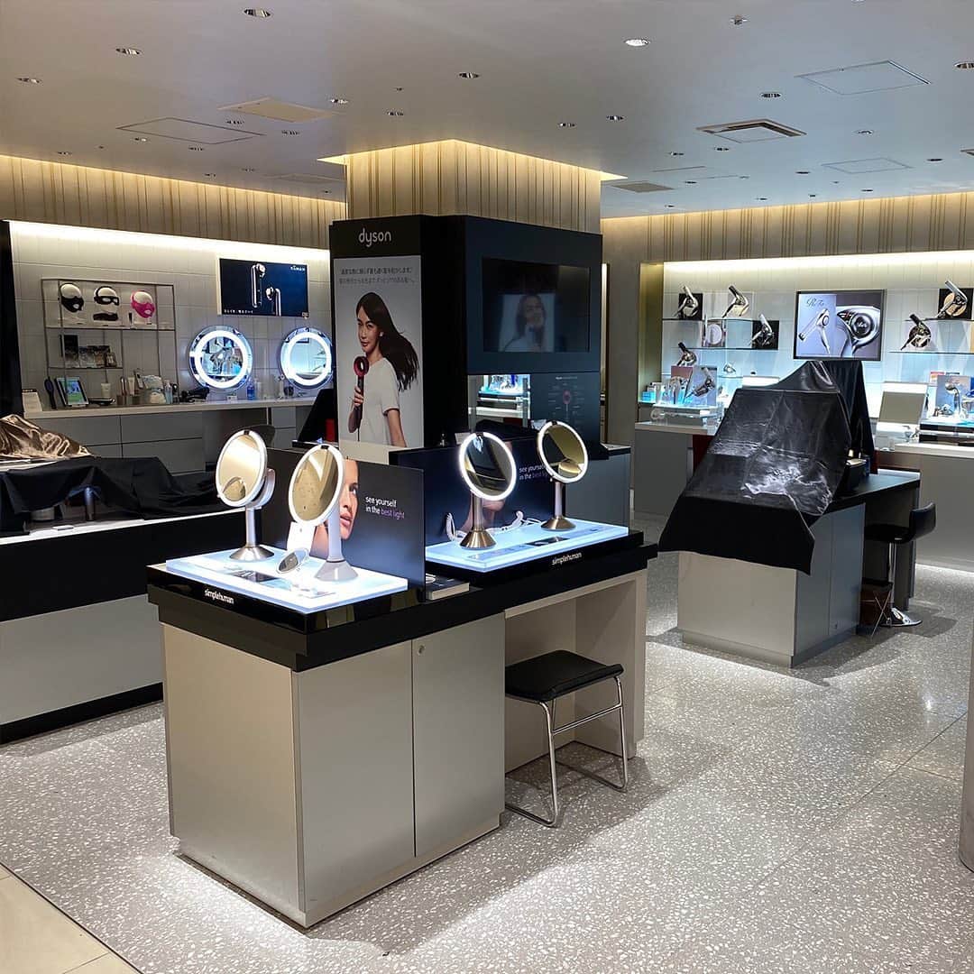 yamazaki_japanさんのインスタグラム写真 - (yamazaki_japanInstagram)「【ポップアップショップ特報】Simple human社の「センサーミラー」ポップアップストアが伊勢丹新宿店2階で開催されています！ ■9月2日(水)～10月27日(火)　伊勢丹新宿店本館2階　化粧品/プロモーション売り場にて . Simple human社のセンサーミラーは自然光を再現したライトでメイクができる世界初特許を取得した全く新しいミラーです。 これを使えば外に出た時に顔が白浮きしたり、メイクが濃すぎたりといったトラブルがありません。 美しさと機能性を兼ね備えた逸品で、ギフトにもオススメです◎ . 実際に実物を見てこのミラーの良さをご確認いただけるまたとないチャンスです。是非ご覧ください！ . ※山崎実業はアメリカSimple human社の日本唯一の輸入総合代理店です。 #home#Simple human#エストネーション名古屋#センサーミラー#ミラー#センサー#センサー式#自然#自然光#メーク#メイク#スタイリッシュ#高級感#上質#機能性#洗面所#暮らし#丁寧な暮らし#シンプルライフ#おうち#シンプル#モダン#便利#おしゃれ#雑貨 #yamazaki #山崎実業」9月17日 12時01分 - yamazaki.home.channel