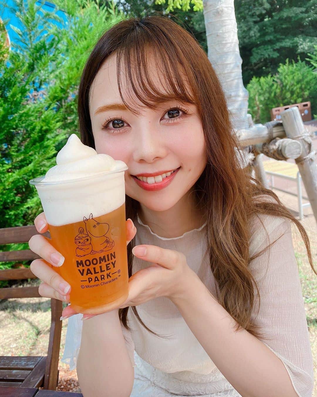 西村季里子のインスタグラム：「・  外が暑すぎて、 ❄️フローズン❄️ って言葉に惹かれて ビール頼んでみたものの、 わたしやっぱりビール苦手だった🙂🍺  レストランもかわいくて、 食べたいのたくさんあって迷ったけど、 『#おさびし山のハヤシライス』 食べた🌋おさびし山って何？  今度はパンケーキ食べたい🥞🤍  #ムーミン #ムーミンバレーパーク  #moomin#moominvalleypark  #飯能#埼玉#メッツァビレッジ  #1周年#フォトジェニック #レストラン#ムーミン谷 #ムーミラークソルオカラ  #ハヤシライス#カフェ #follow#followｍe」