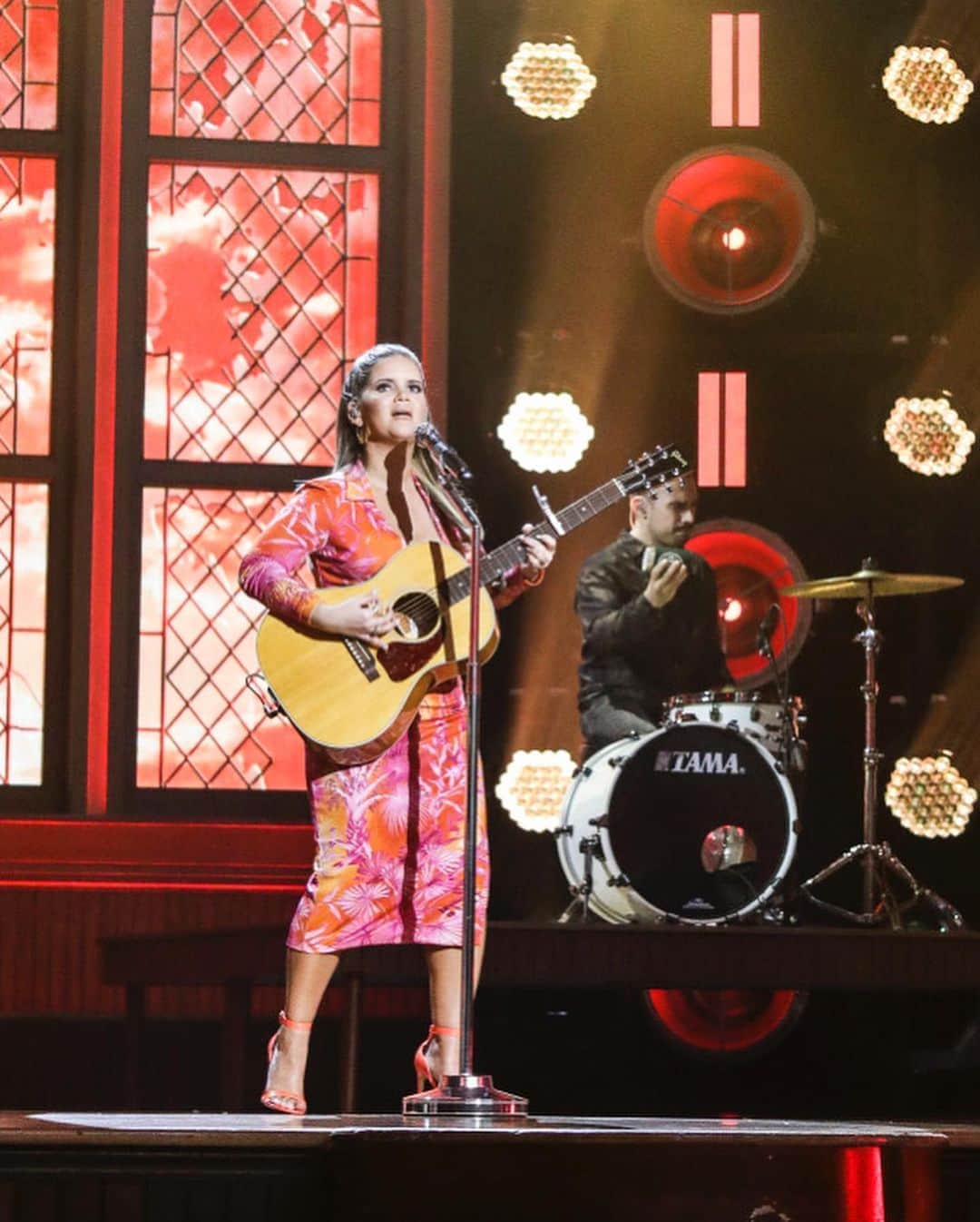 Just Jaredさんのインスタグラム写真 - (Just JaredInstagram)「New mom @marenmorris performs at the ACM Awards, marking her first big performance since welcoming her son Hayes back in March! #MarenMorris #ACMAwards Photos: CBS」9月17日 12時06分 - justjared