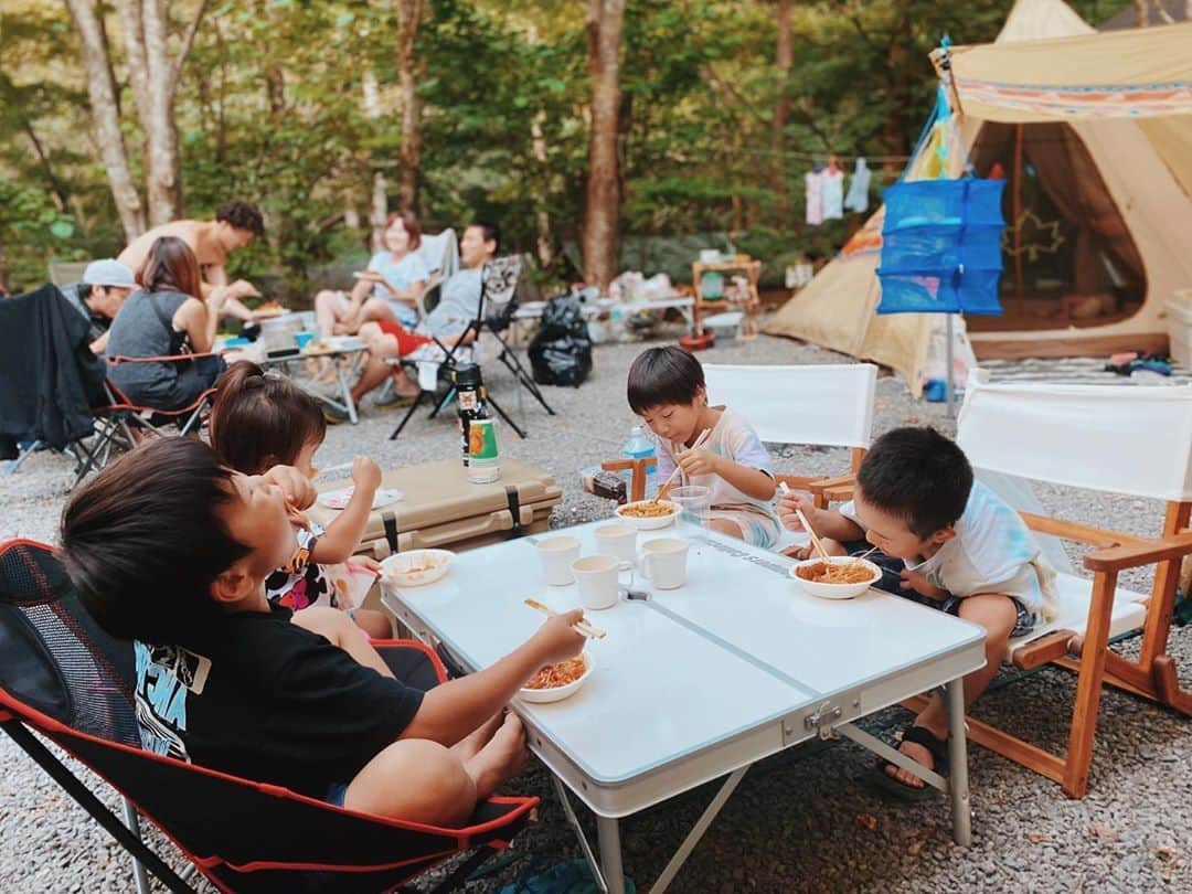 高橋菜摘のインスタグラム：「🏕 . . 夏遊びが沢山すぎて なかなか追いつかないキロク あれだけ毎週行ってたもんで キャンプ記録も同じく追いつかず 今更、お盆のおはなし。 . 2泊3日 de 道志村Camp🏕 with 幼稚園の親友たち💛 スイミングも一緒で 親も子もよく一緒に居るの💭 全員性格がバラバラで彼らの 会話聞いてるだけでお酒飲める🍶 たまたま下の子もみんな女の子で 喜びも悩みもほとんど一緒🌈 . うちが新しくテント買ったと聞き すぐさまGETしてキャンパー になっちゃうちゃうほど ノリと行動力のあるfamily🤍 こんなに早くみんなで来れる日が 来るなんて思わなかったな💭 . 子供達は頑張って火起こししたり 暇さえあればスラックラインしたり 川遊びしたりひよこすくいしたり 夏休みの宿題の絵を描いたり… きっと記憶に残ってくれるであろう 楽しい思い出いっぱいキャンプでした🥴 . 仕向けたつもりはないけど ちょろちょろする下の子達がお昼寝して 子供達、大人達 それぞれのテーブルでパスタ🍝 私の理想の時間がやってきた。 最高すぎたから 次もそう仕向けるかもしれない← 子供が寝た夜だけが 大人の楽しみじゃないな、と🧡 . つづく→ . . #camp #camping #camplife  #camphack #kidscamp #kids #family #familycamp #japan #キャンプ #キャンプ場 #夏休み #男の子ママ #ファミリーキャンプ #奥道志オートキャンプ場 #道志村」