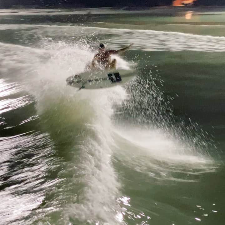 のインスタグラム：「waco!!!!! so stoked to land this air (sorry for the claim😂🤷🏼‍♀️) omg :) thanks for filming mom @joannebarratt_photo !!! @bsrsurfresort」